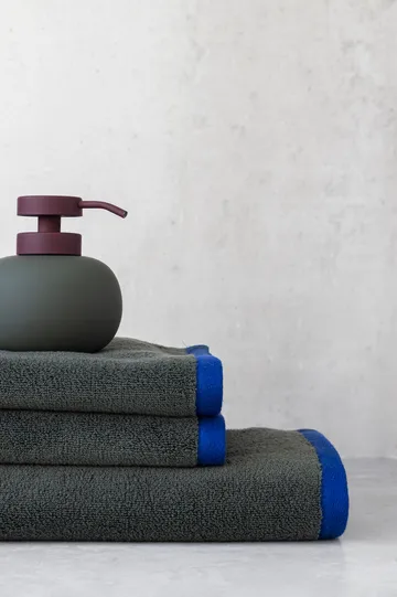 Lotus play tvålpump låg, inkl 2 pumphuvuden - Dark olive - Mette Ditmer