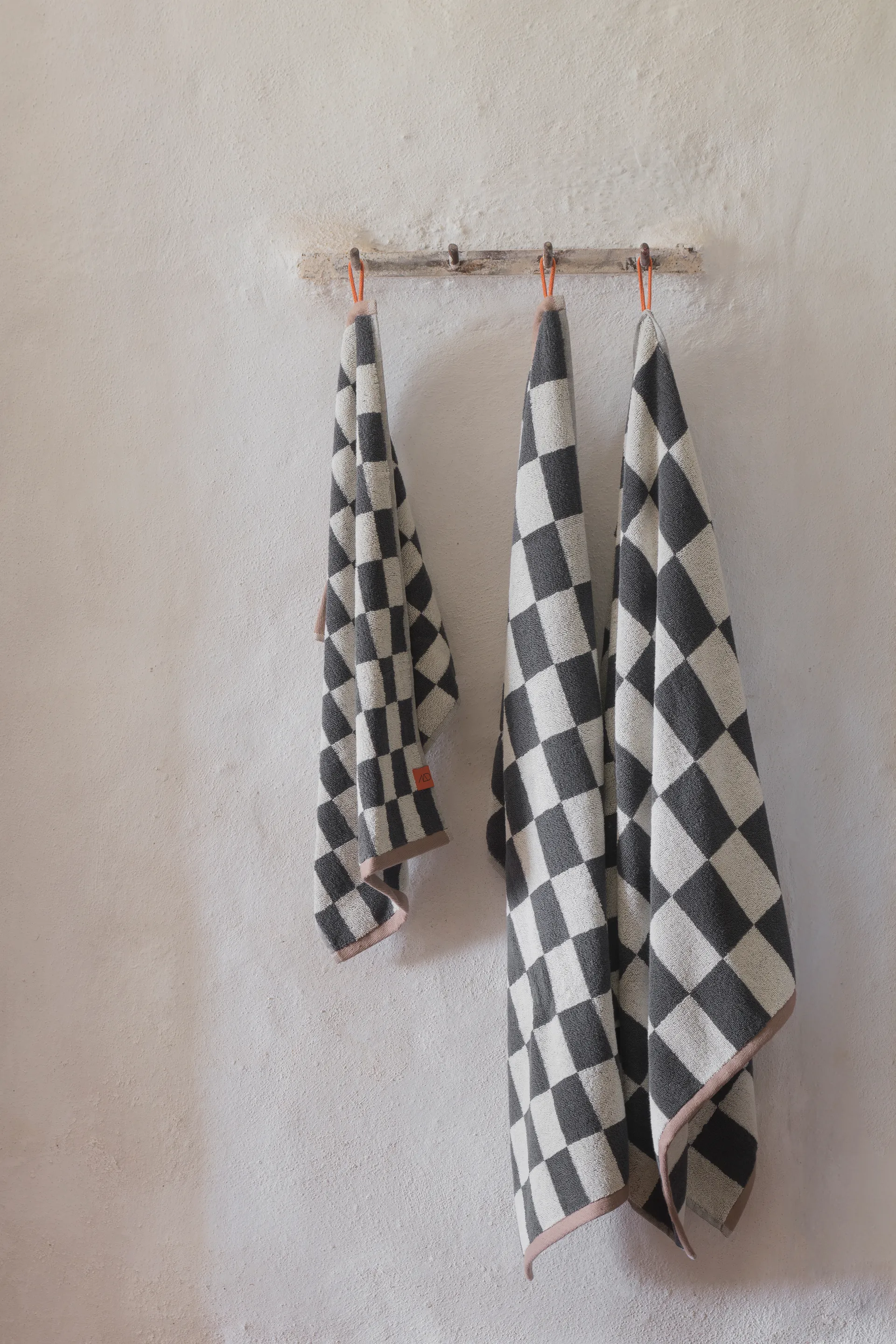 Retro handduk, Dark grey, 70x133 cm Mette Ditmer