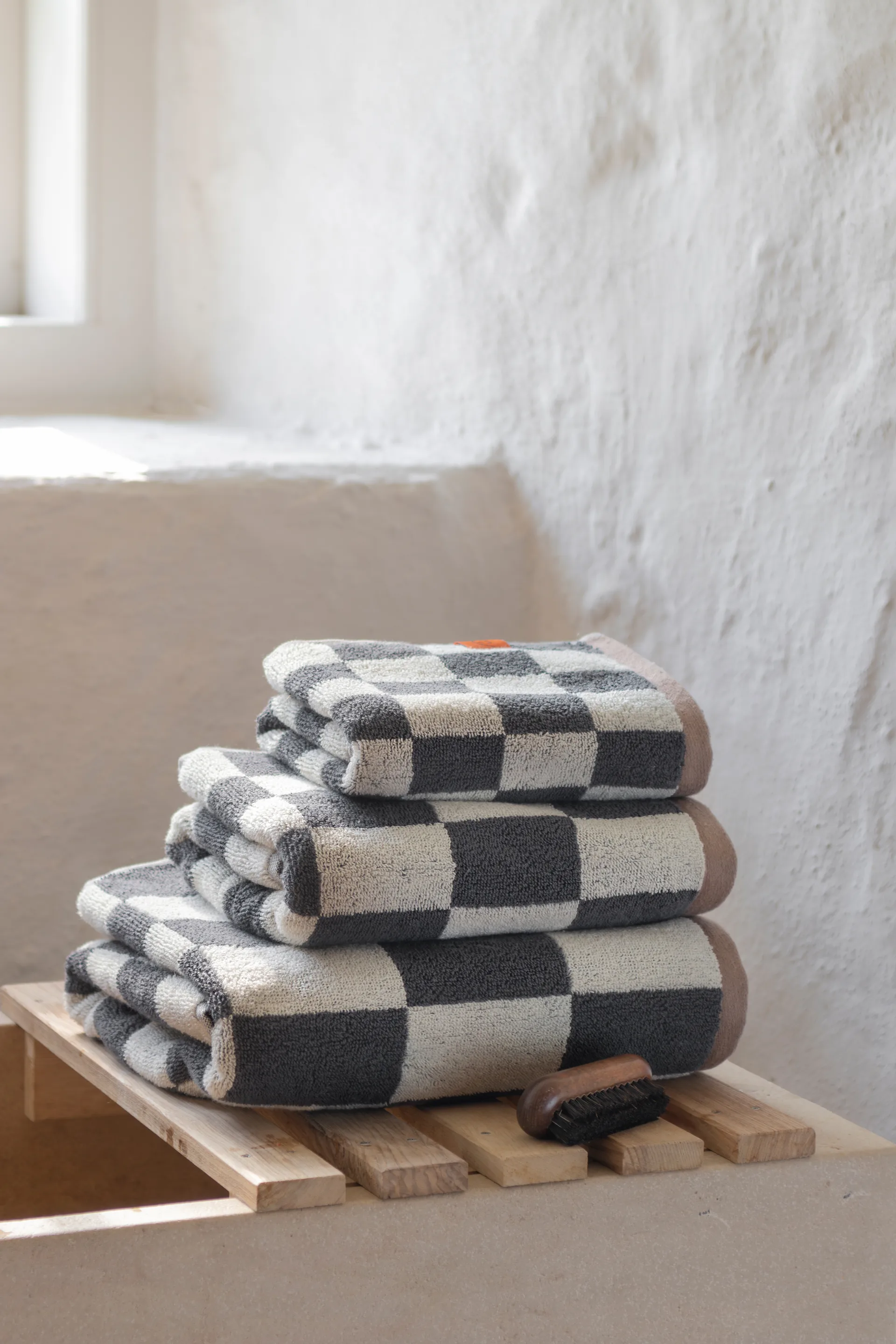 Retro handduk, Dark grey, 70x133 cm Mette Ditmer
