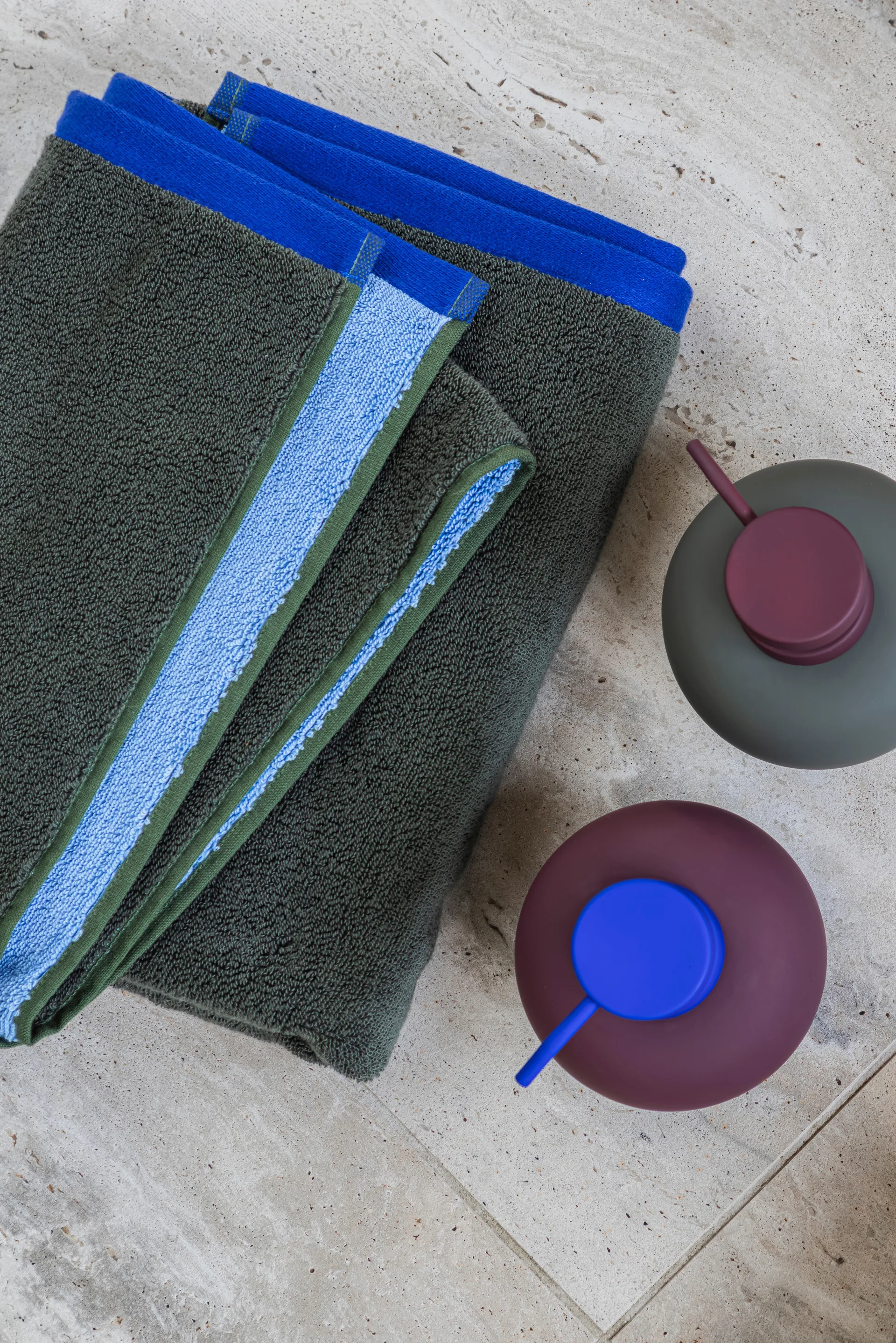 Soft badhandduk 70x133 cm, Dark olive-light blue Mette Ditmer