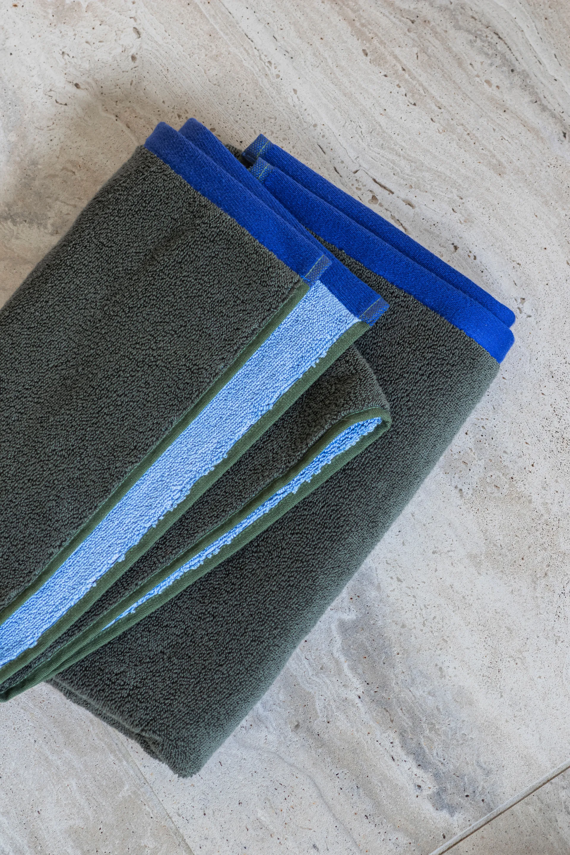 Soft badhandduk 70x133 cm, Dark olive-light blue Mette Ditmer