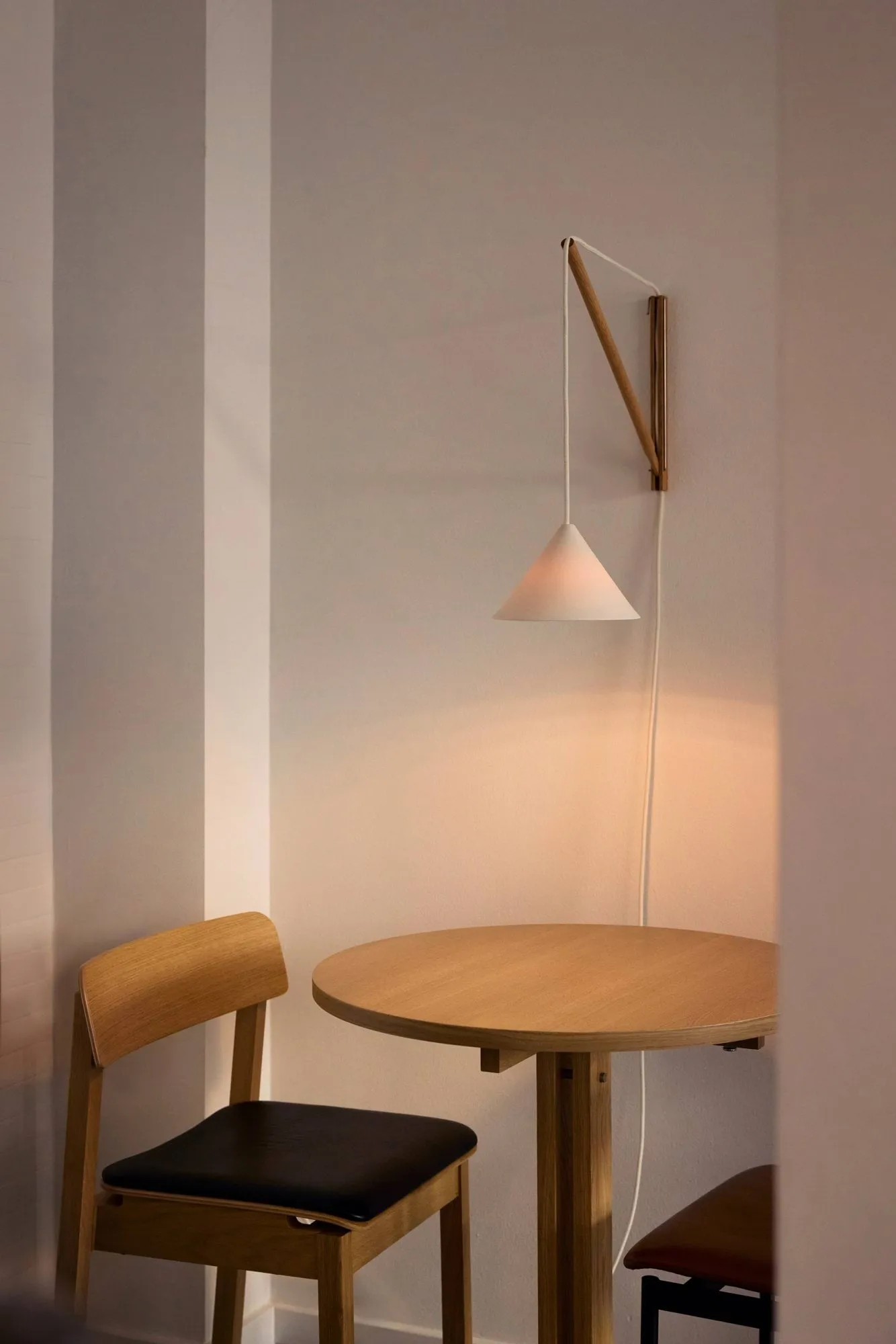 KUMU cafébord, Oljad ek, Ø65 cm MOEBE