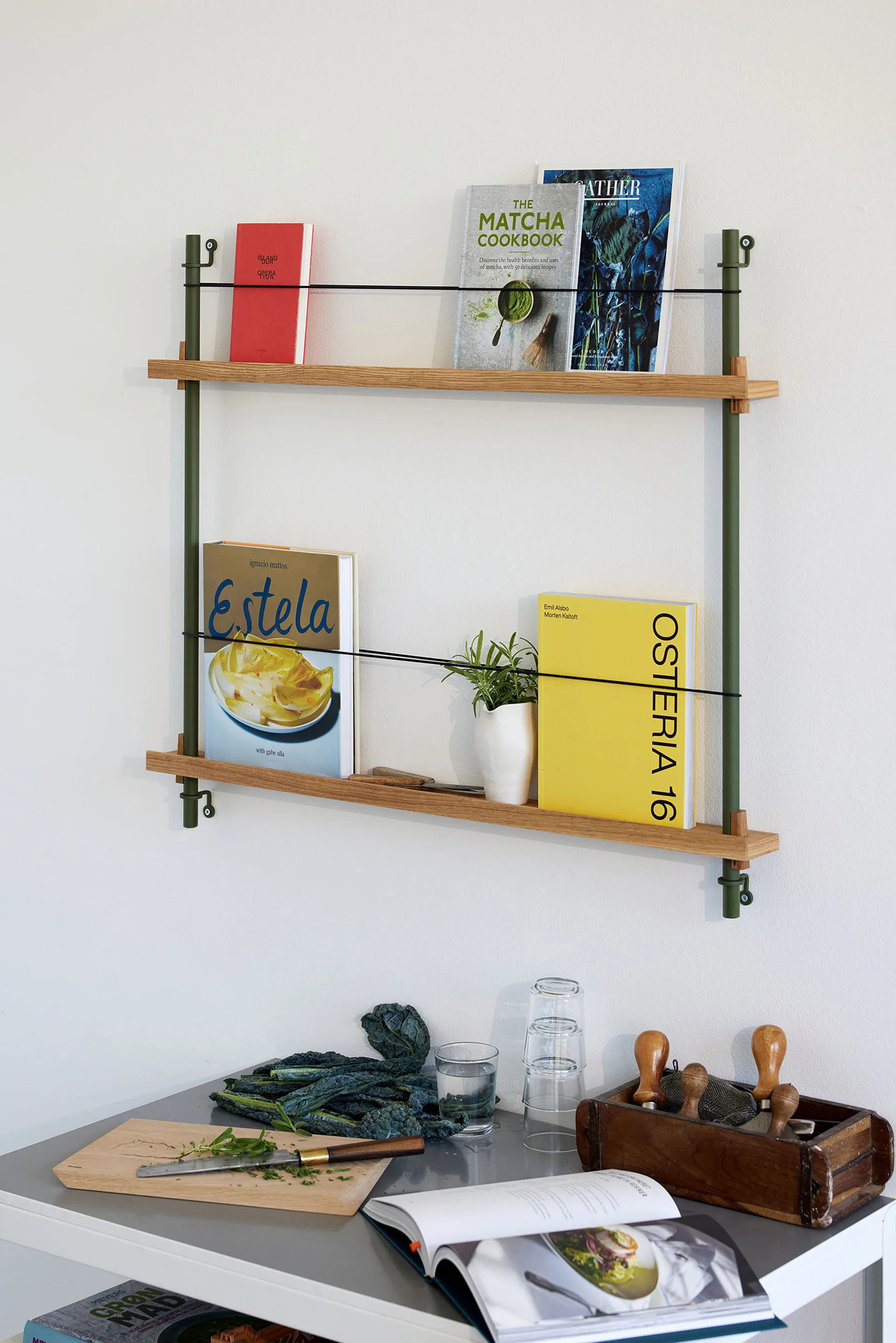 Magazine Shelving tidningsställ, Rökt ek-rostfritt stål, 85x115x7 cm, MS.115.1 MOEBE