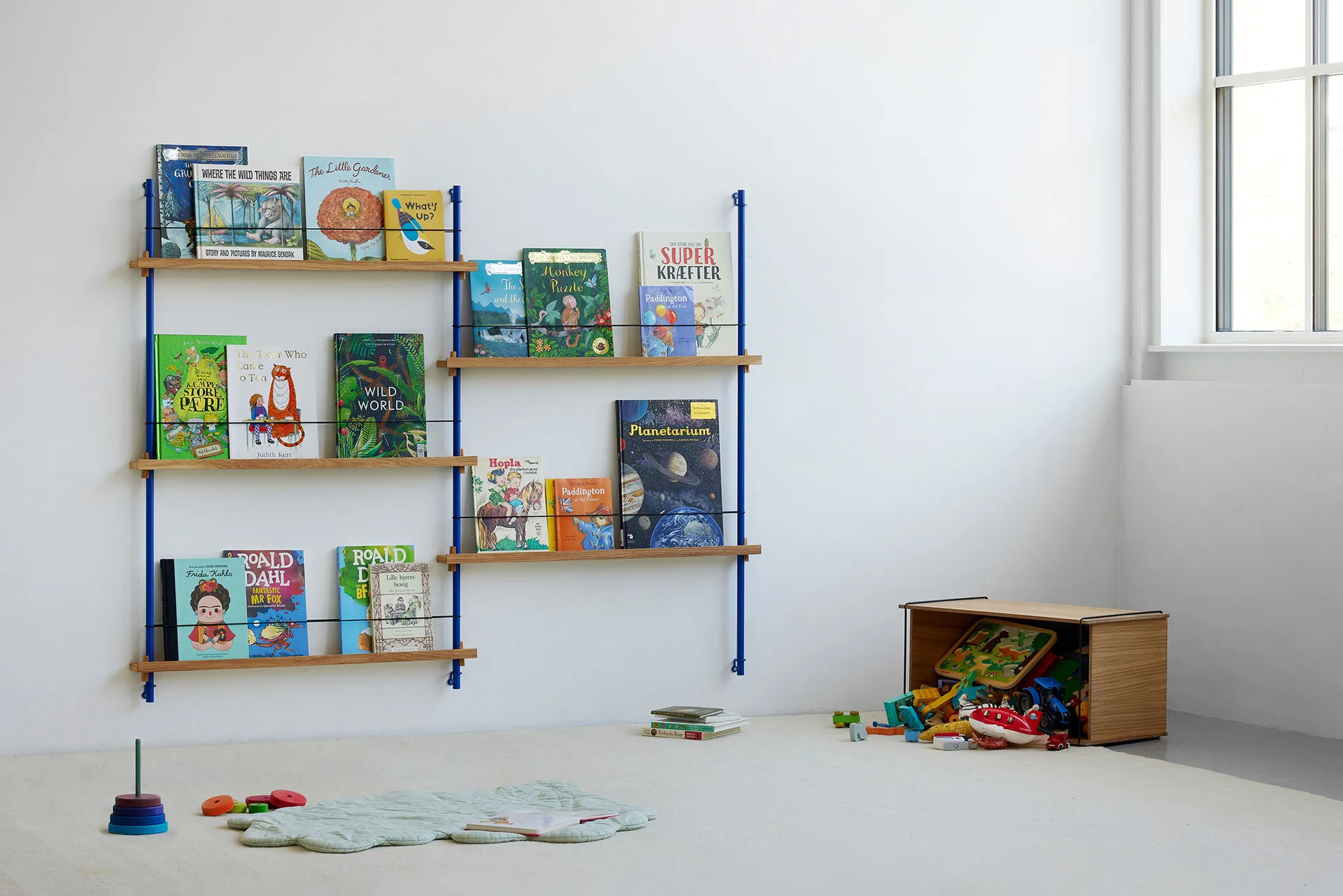 Magazine Shelving tidningsställ, Rökt ek-warm grey, 85x115x7 cm, MS.115.1 MOEBE