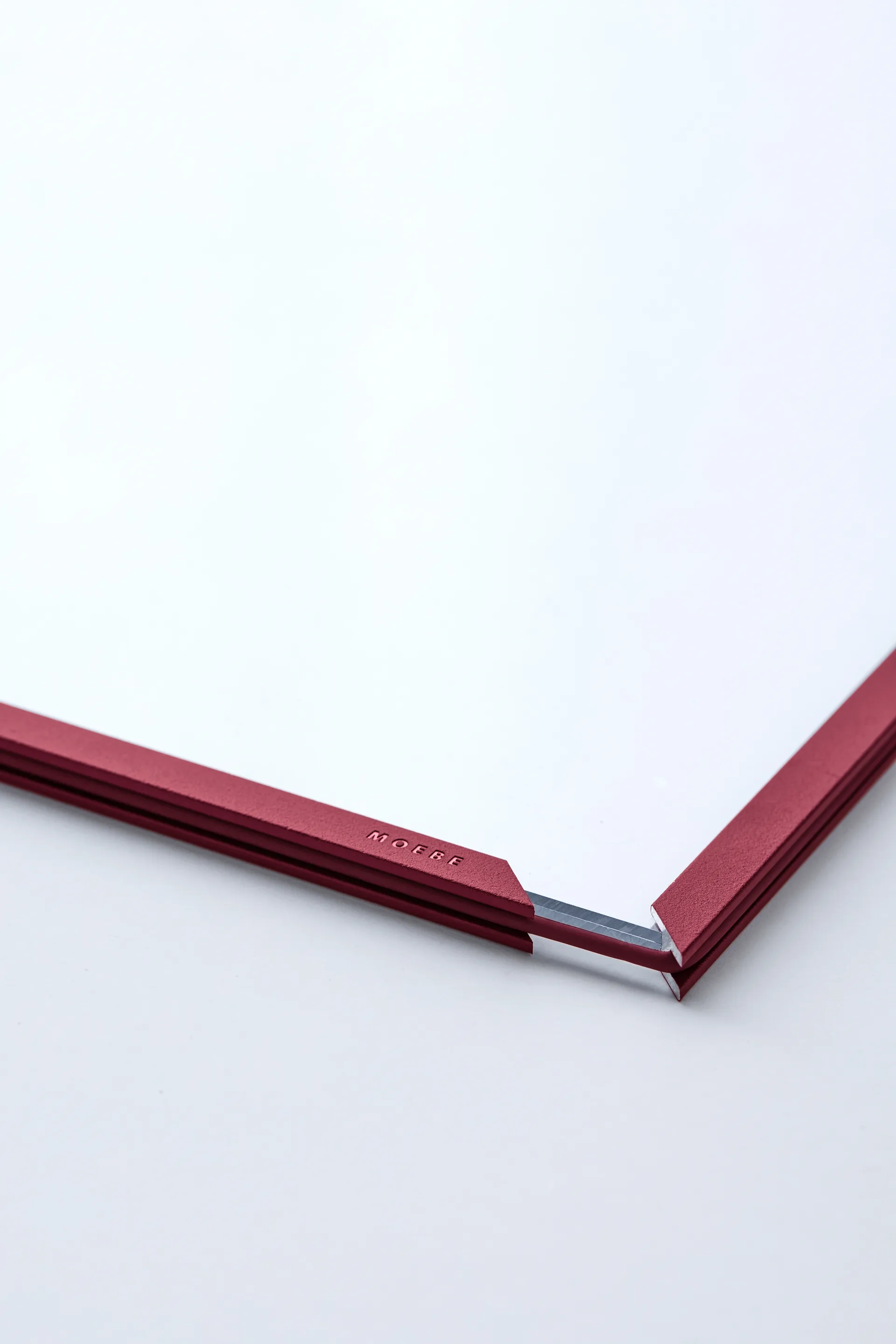 Moebe ram A4 22,6x31,3 cm, Transparent, Red MOEBE