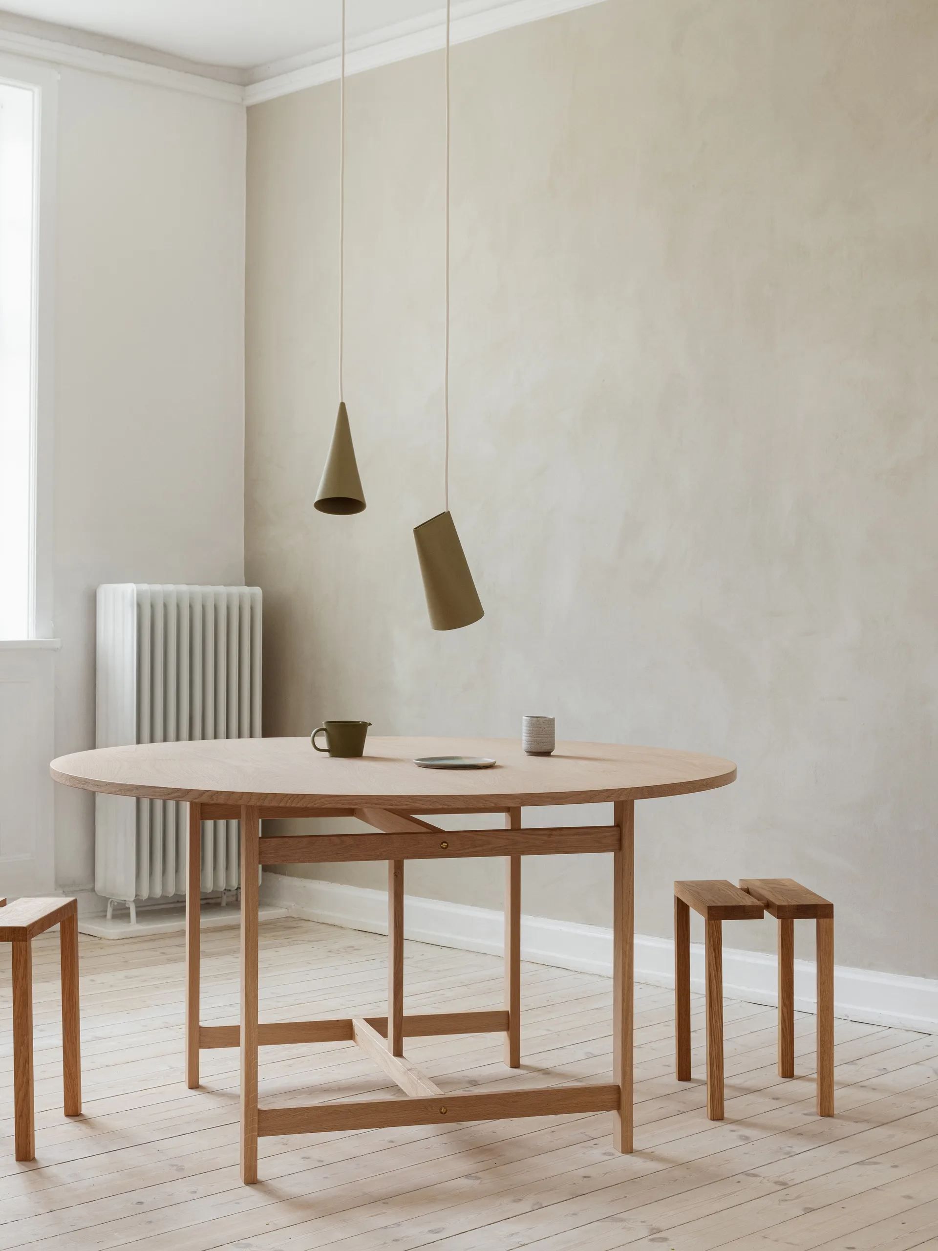 Moebe round dining table matbord Ø140 x73,2 cm, Ek MOEBE