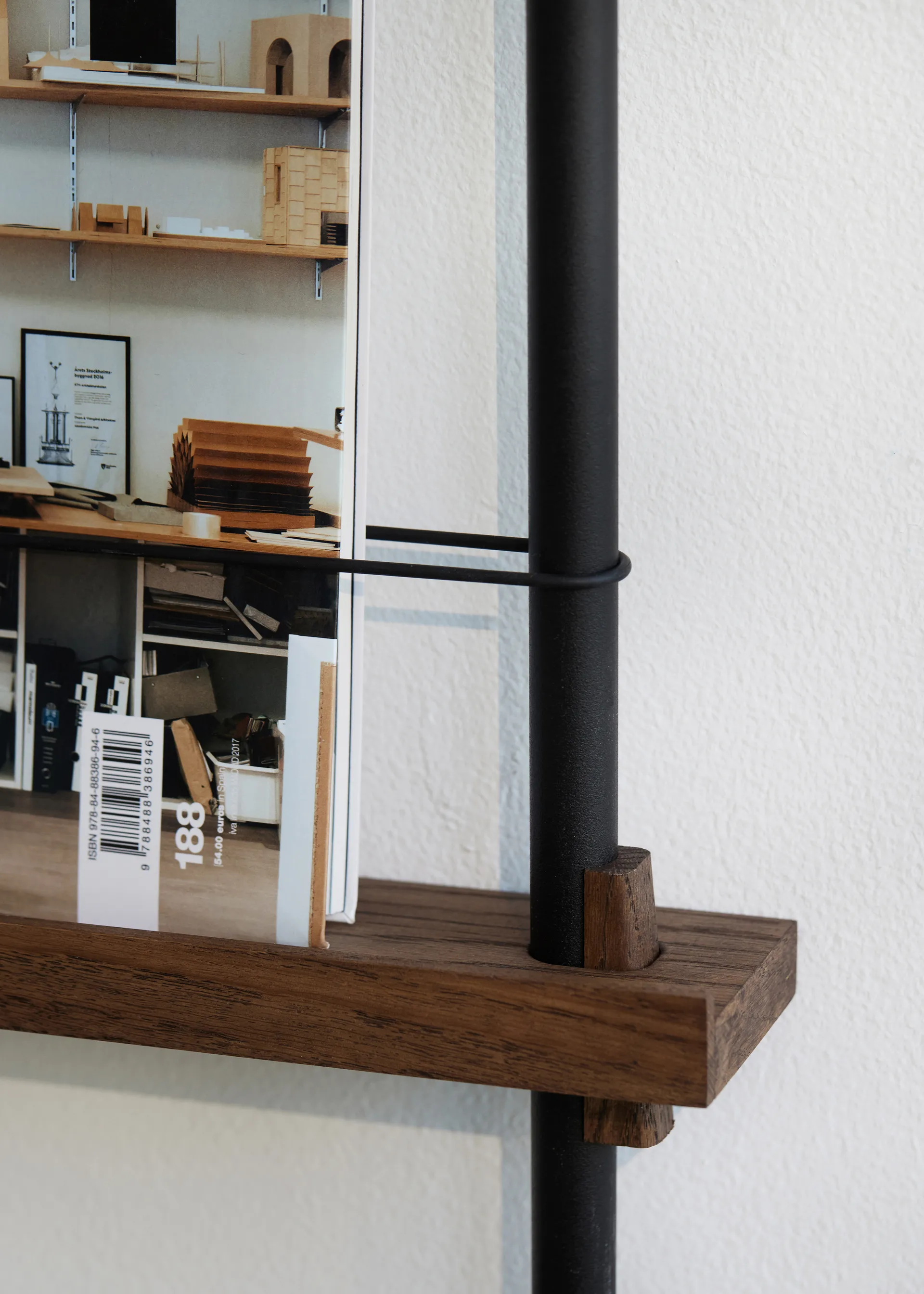 Moebe tidningsställ, Smoked oak-black MOEBE