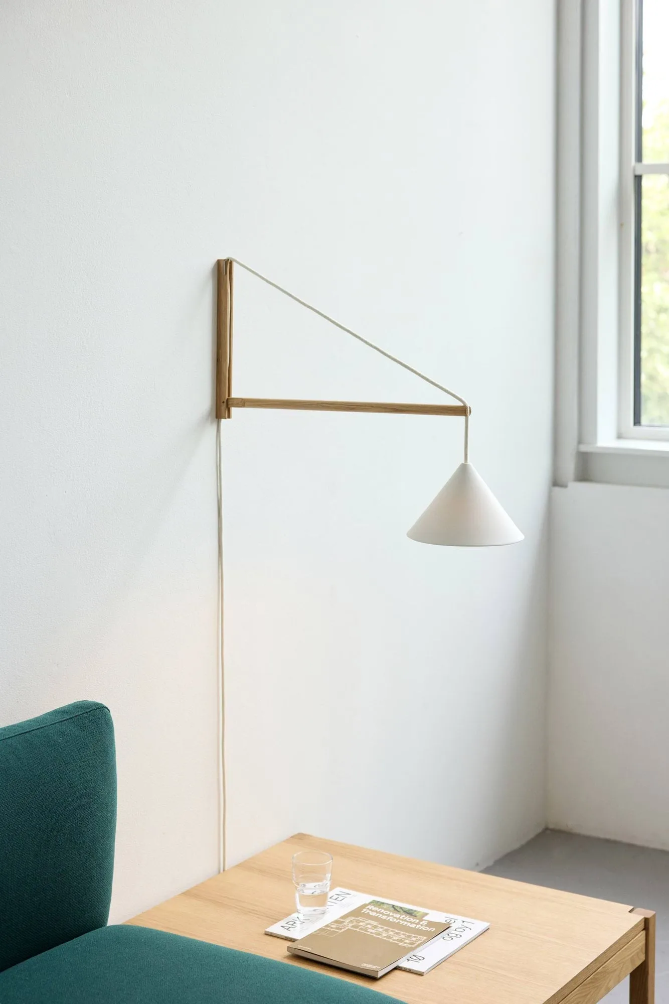 Suspended Wall Lamp vägglampa, Ek-vit MOEBE