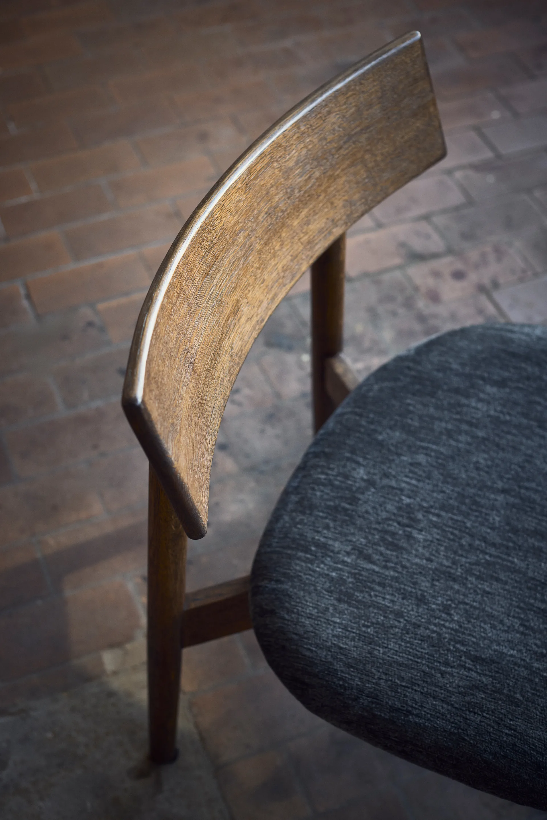 Tetra lounge chair, Granitfärgat tyg-mörkoljad ek MUUBS