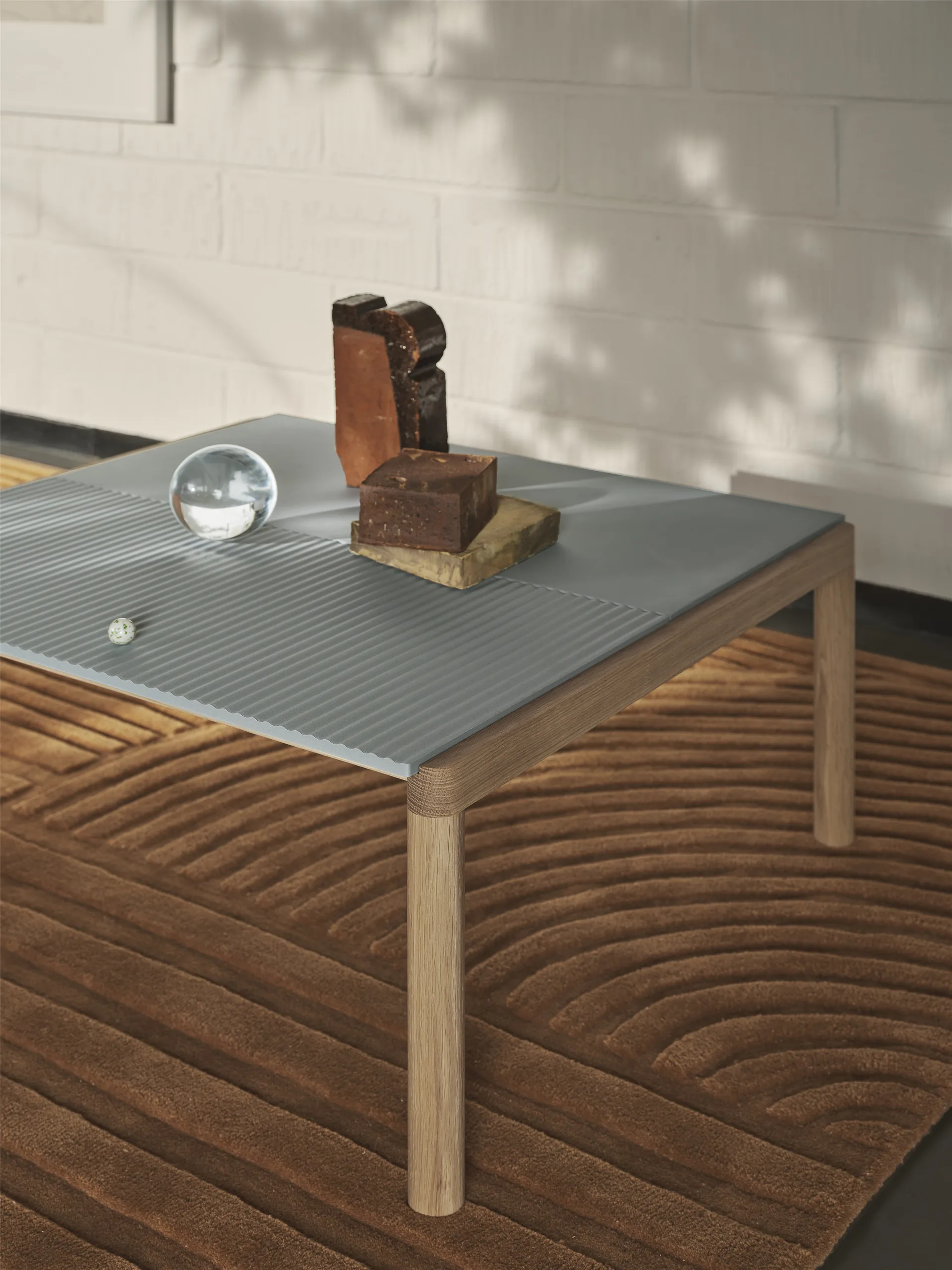 Couple 1 Plain-1 Wavy soffbord 80x84x40 cm, Pale blue-oak Muuto