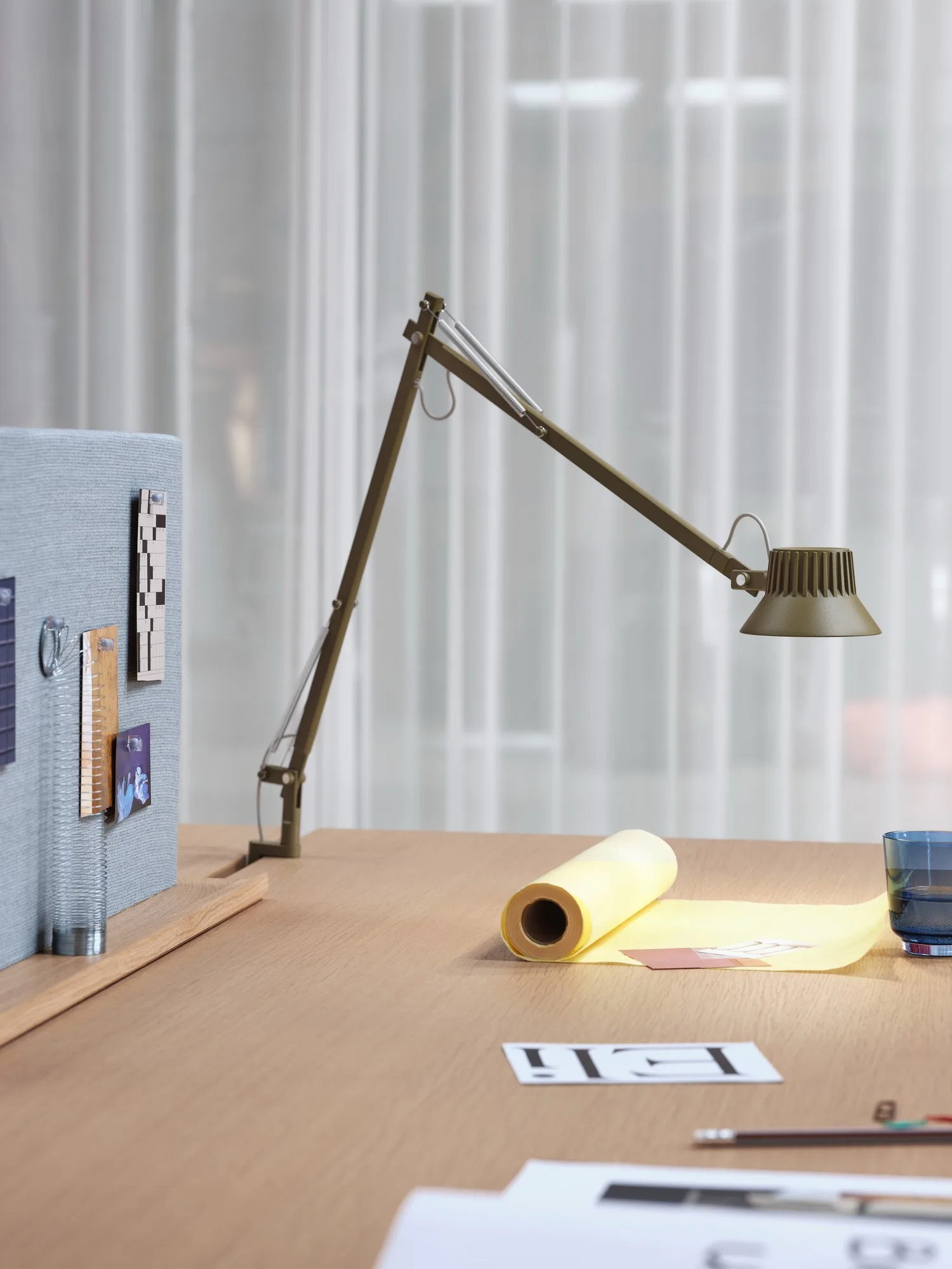 Dedicate L2 bordslampa med klämma, Brown Green Muuto