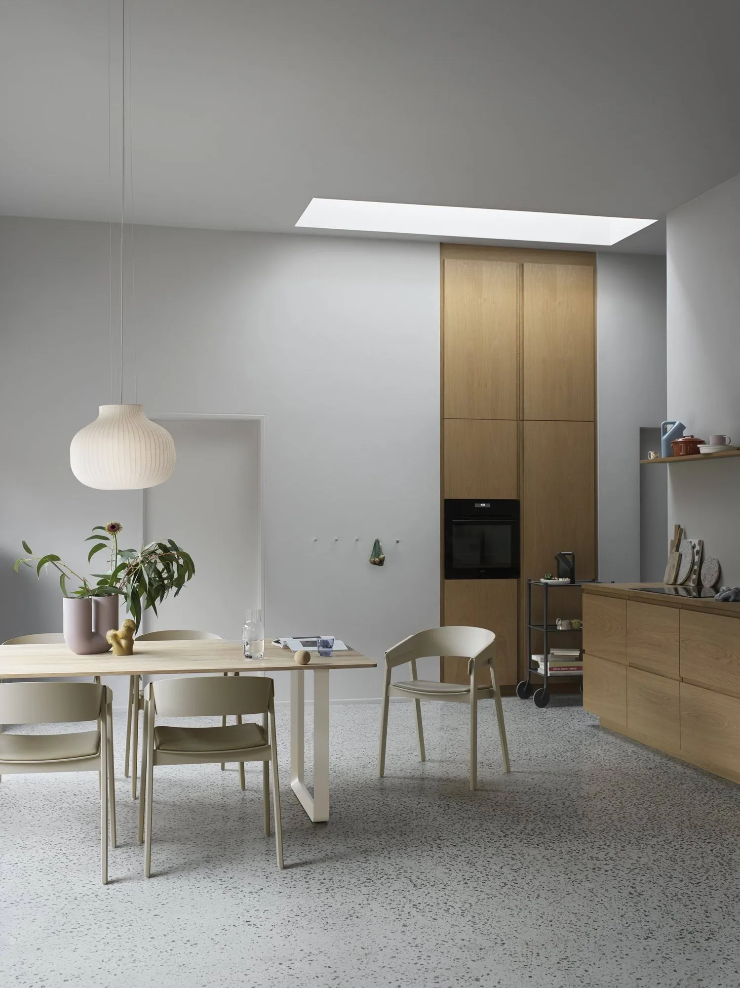 Dots Wood klädkrok, Light olive, Ø13 cm Muuto