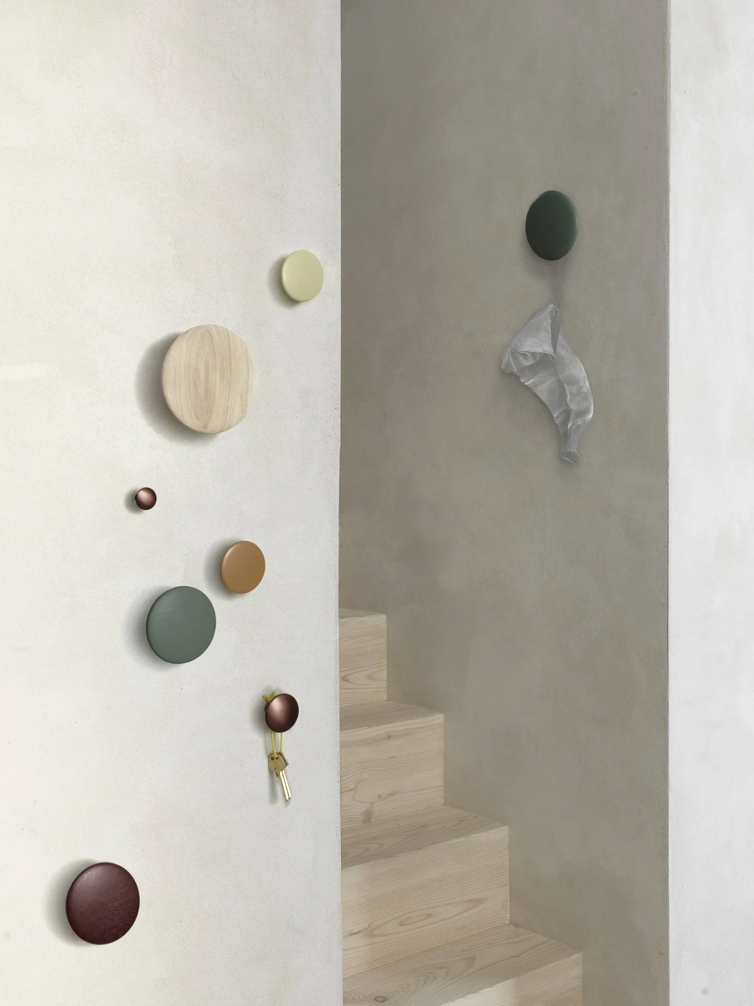 Dots Wood klädkrok, Light olive, Ø6,5 cm Muuto