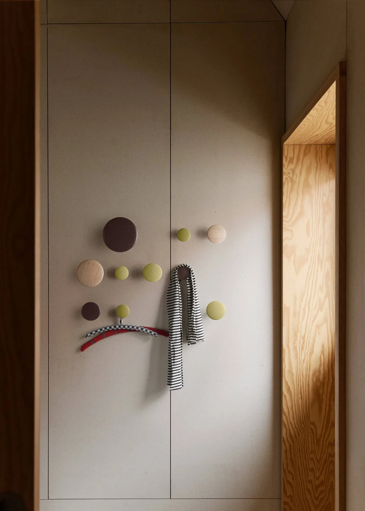 Dots Wood klädkrok, Light olive, Ø6,5 cm Muuto