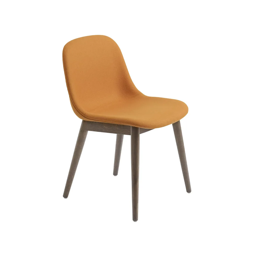 Fiber Stol med träben, tyg hero 451 orange, brunbetsade ekben Muuto