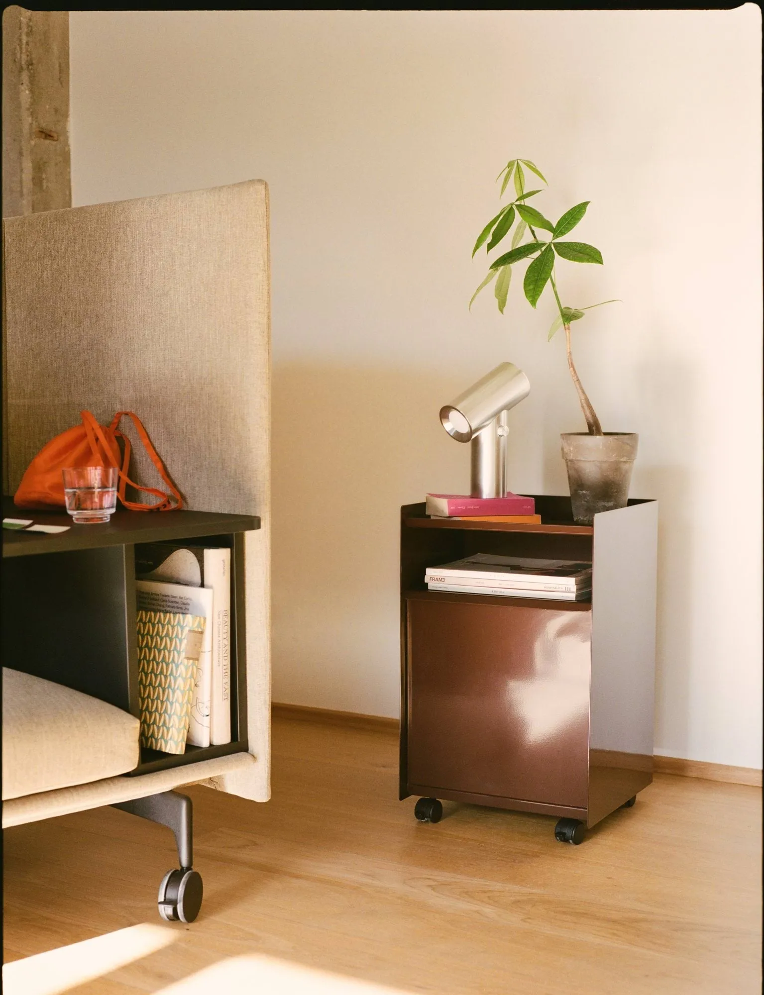 Folded Trolley rullvagn med låda, Dark red Muuto