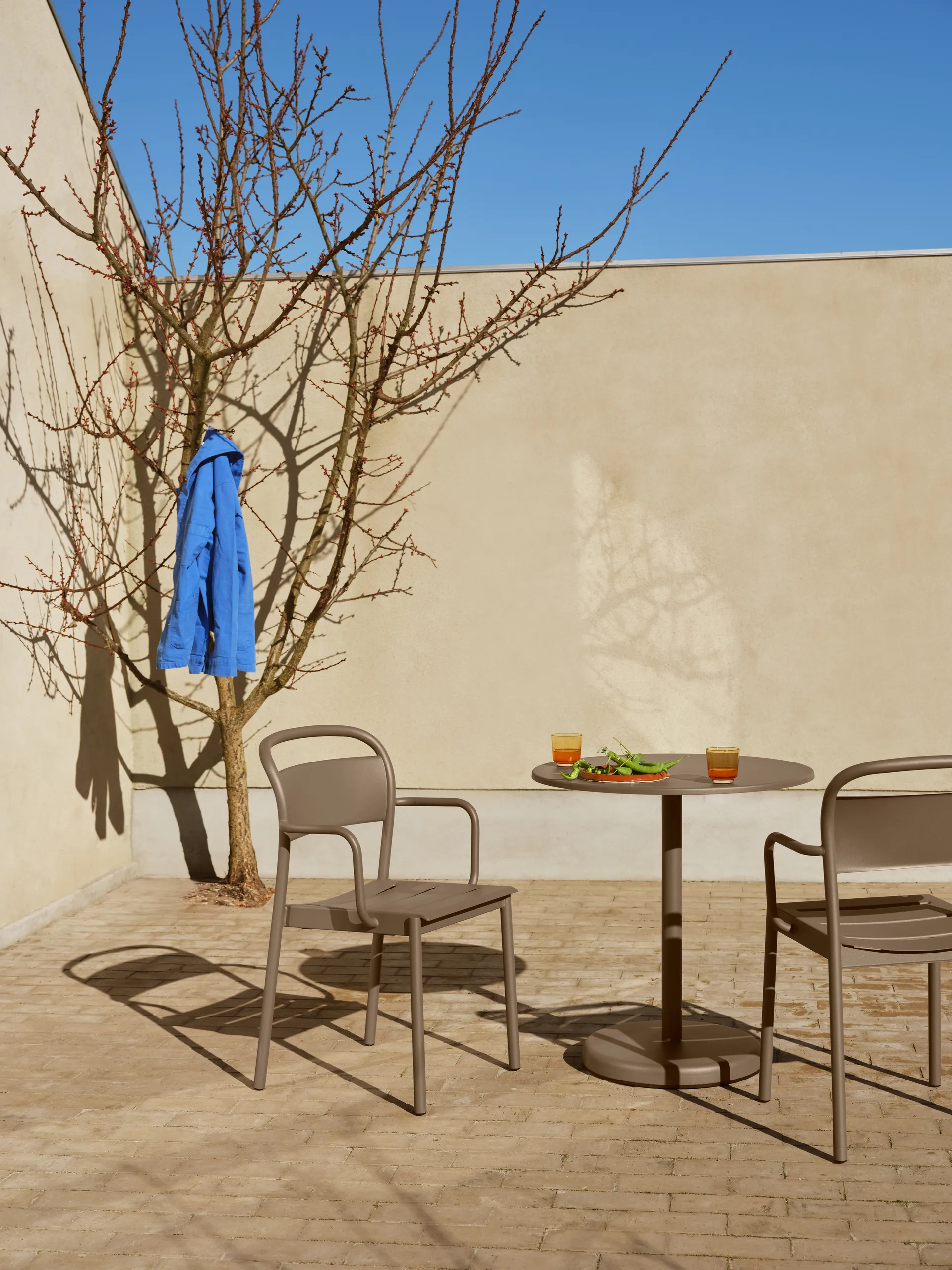Linear steel armchair karmstol, Taupe Muuto