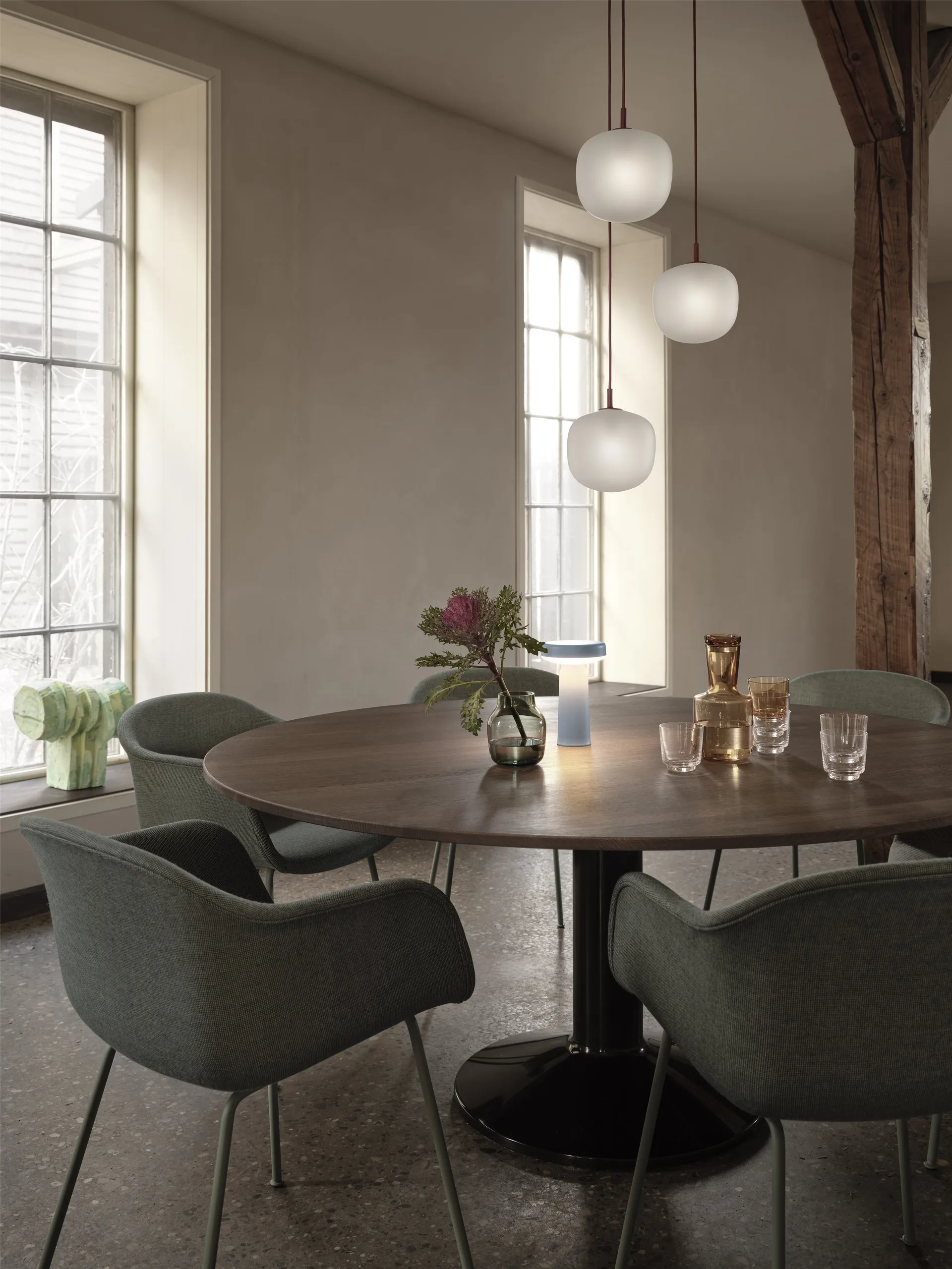 Midst pelarbord, Dark oiled oak-black, Ø160 cm Muuto