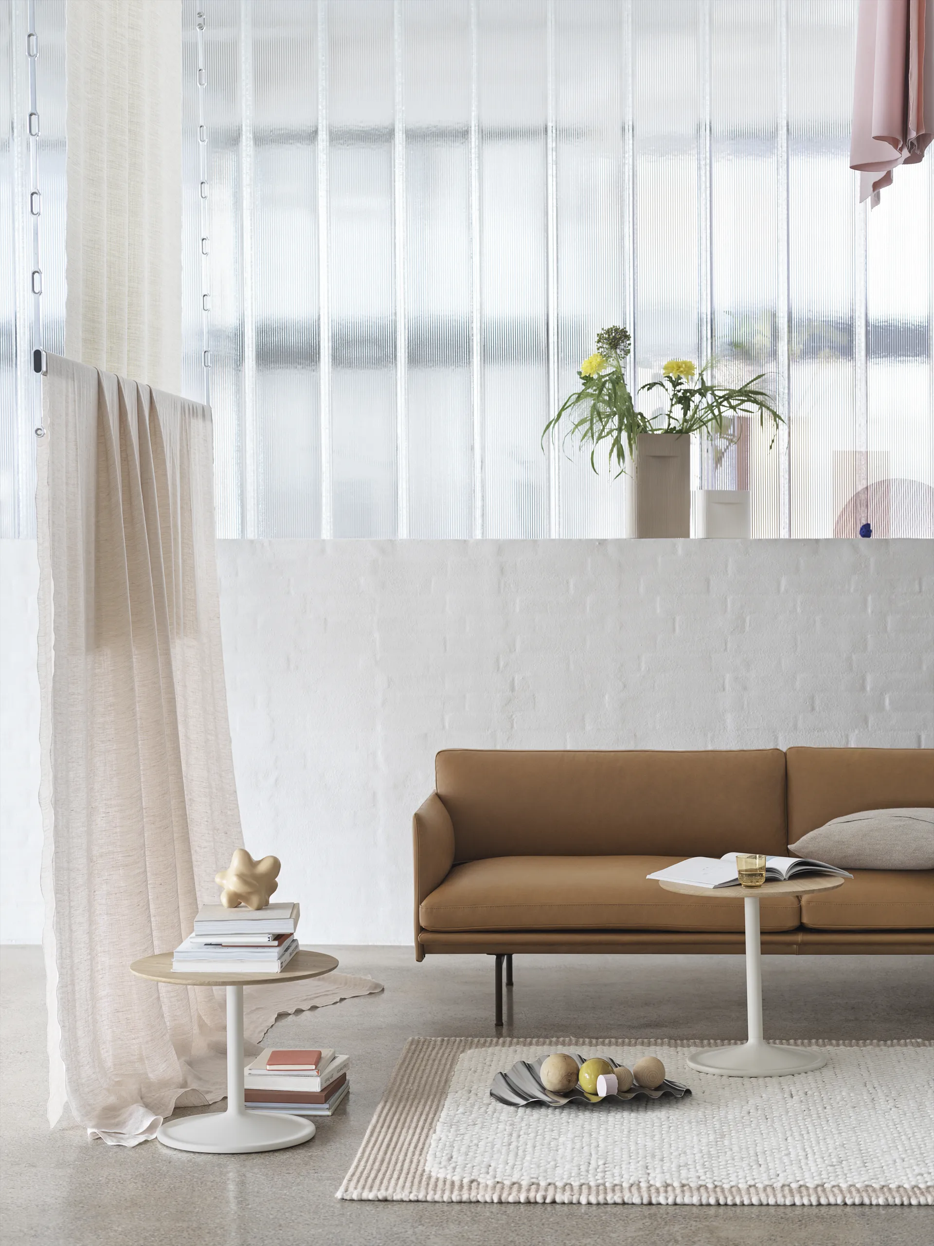 Outline soffa 3-sits läder, Grace leather Camel-svarta ben Muuto