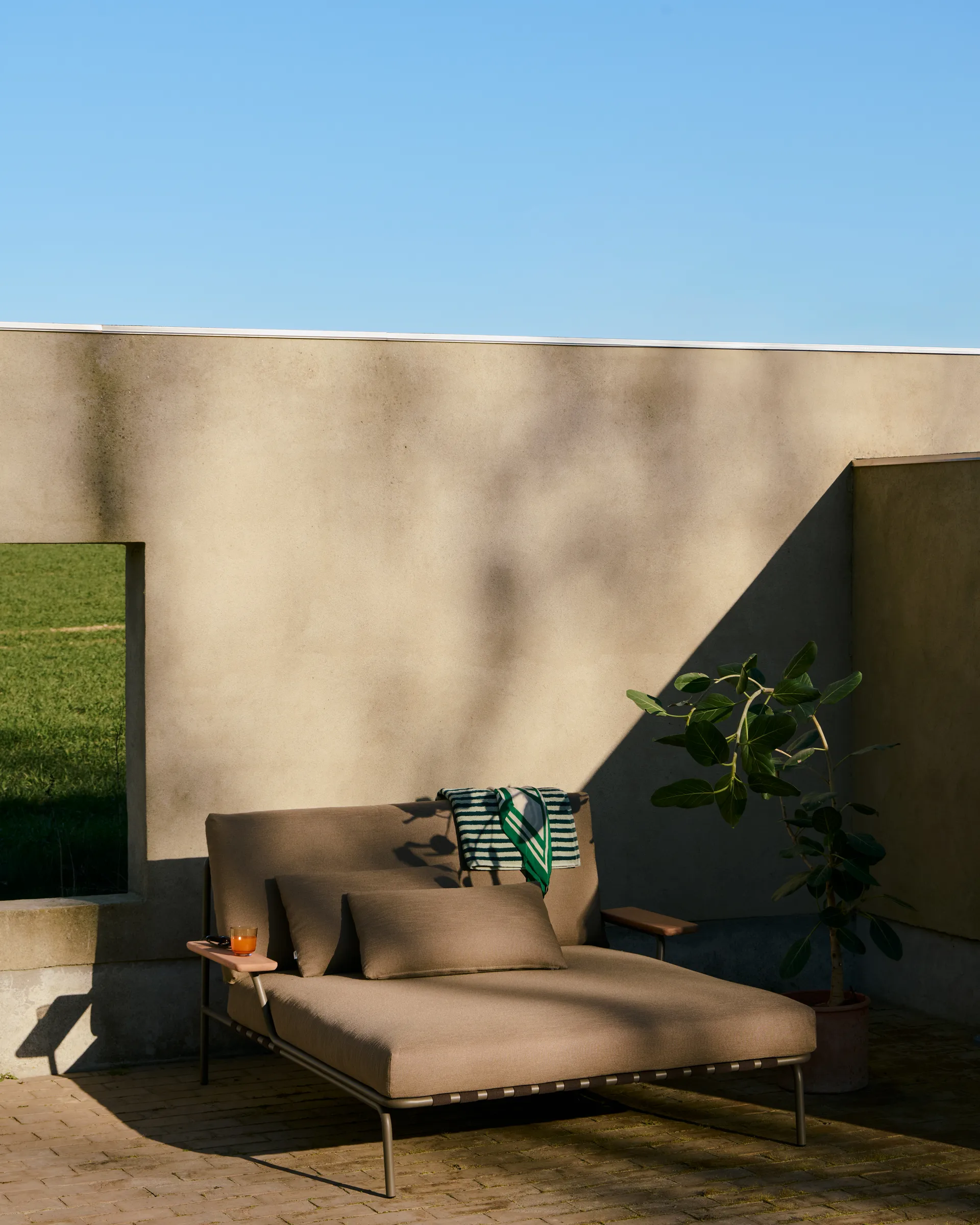 Settle loungesäng, Ribbed Weave 5-taupe, med armstöd Muuto