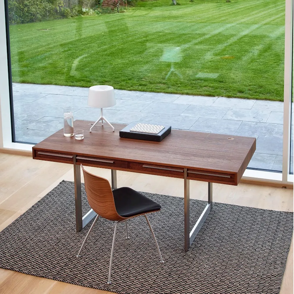 AK 1340 skrivbord, walnut, rostfritt stål, incl. lådor Naver Collection