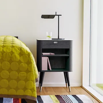 AK 2405 sängbord - valnöt olja, 1 låda, 1 hylla, vit corian top - Naver Collection