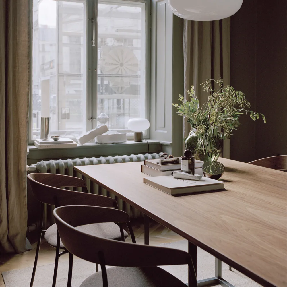 Florence matbord rektangulärt, walnut, svart stativ New Works