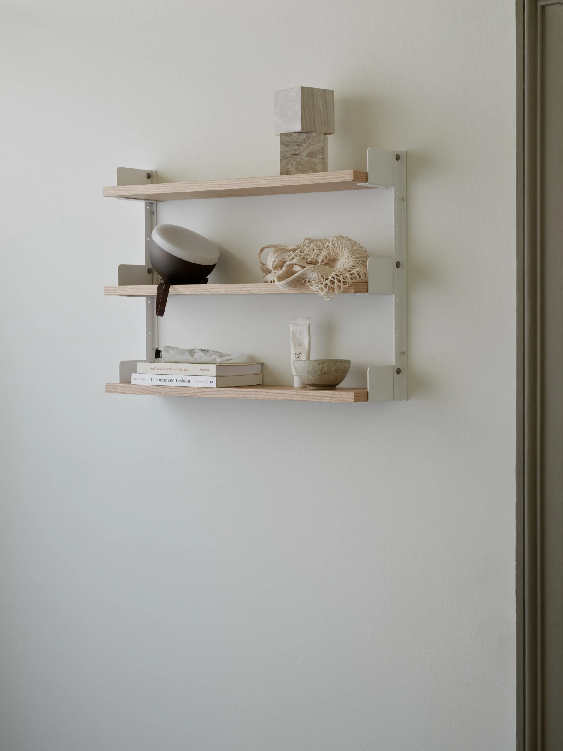 New Works Tea Shelf vägghängd hylla 46x62,5 cm, Ek New Works
