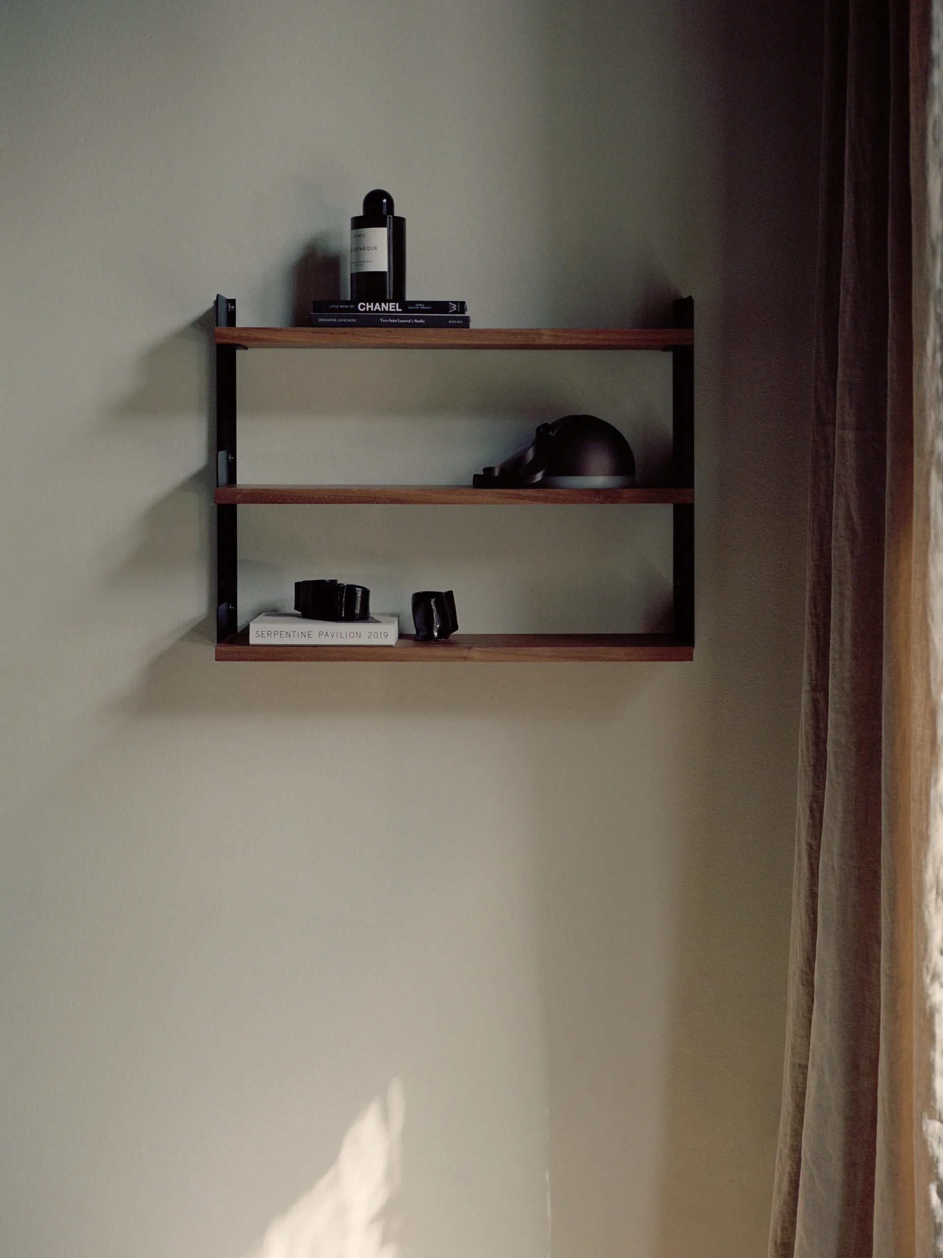 New Works Tea Shelf vägghängd hylla 46x62,5 cm, Valnöt New Works