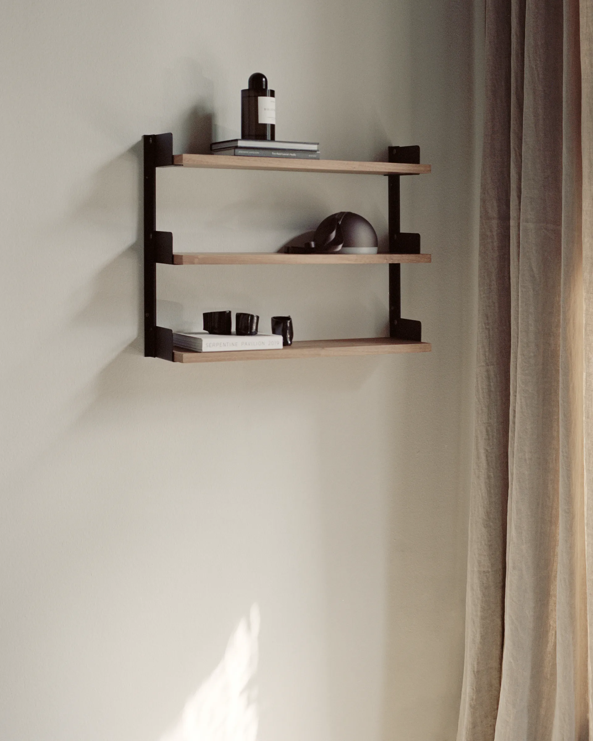 New Works Tea Shelf vägghängd hylla 46x62,5 cm, Valnöt New Works