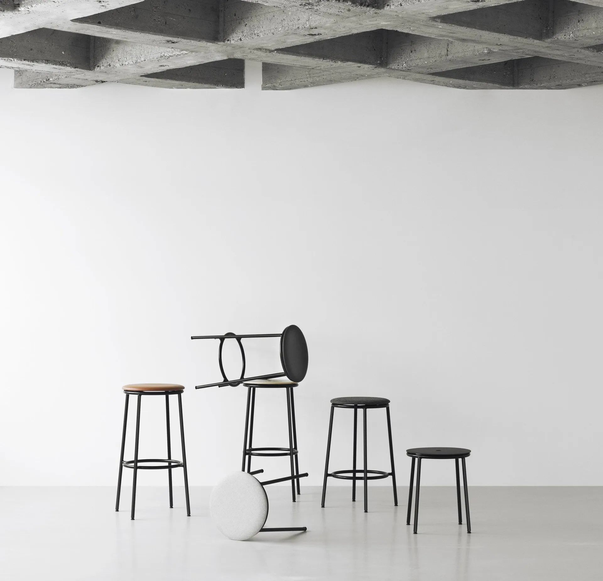 Circa barstol 65 cm, Svart ek Normann Copenhagen