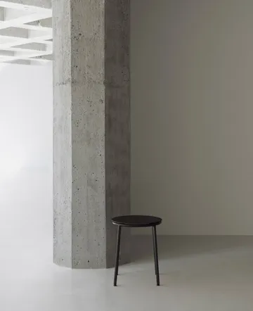 Circa pall 45 cm - Svart ek - Normann Copenhagen