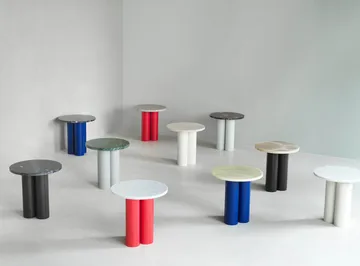 Dit sidobord Ø40 cm - White Carrara-bright blue - Normann Copenhagen
