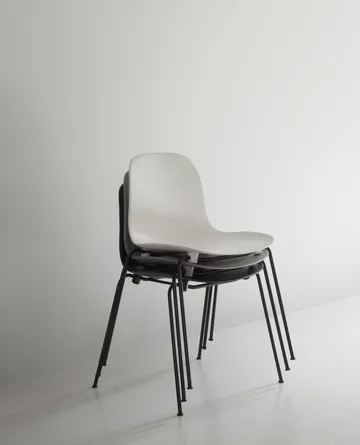 Form Chair staplingsbar stol svarta ben 2-pack, Grå - Normann Copenhagen
