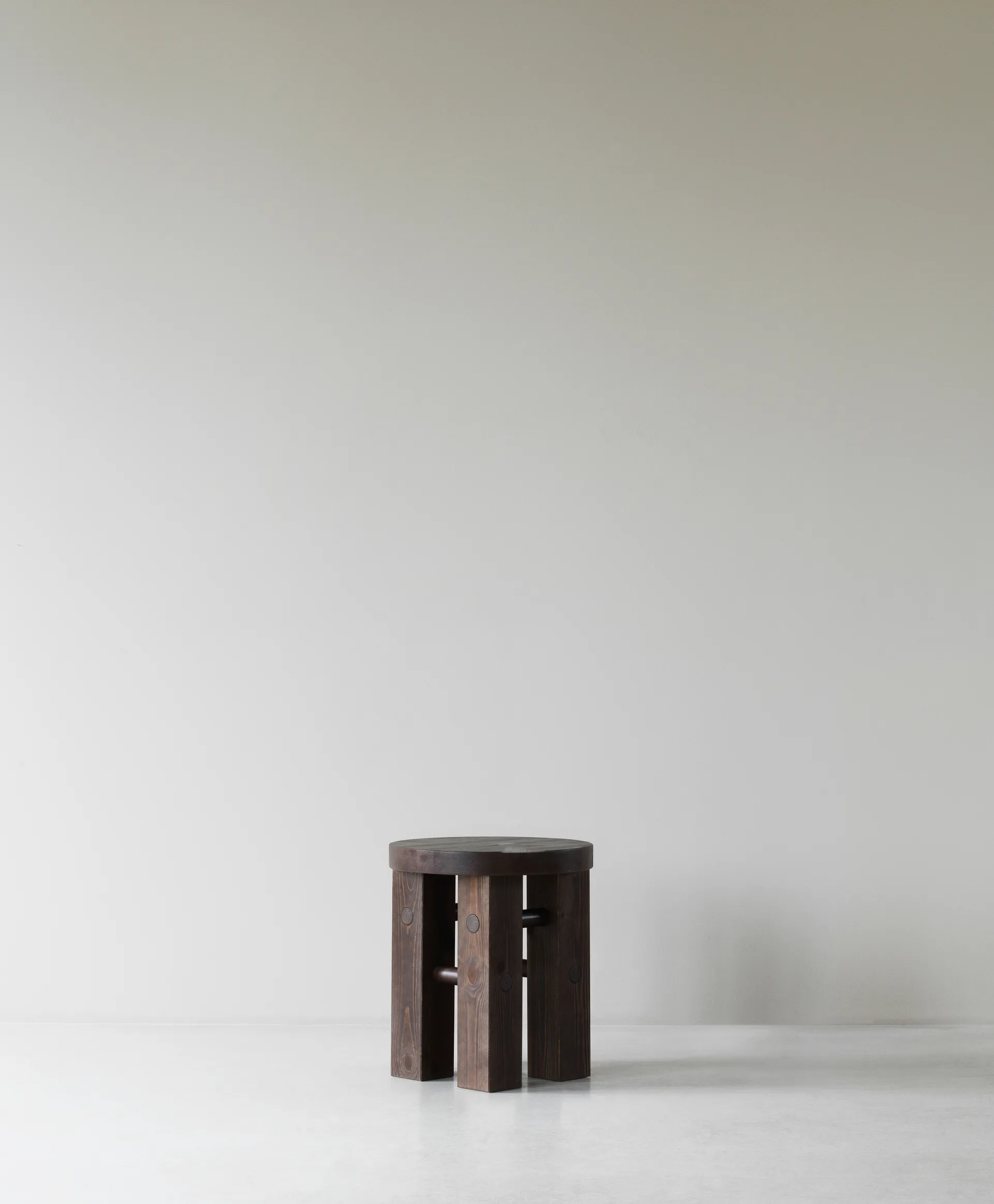 Fyr rund pall 45 cm, Dark brown, Ø40x45 cm Normann Copenhagen
