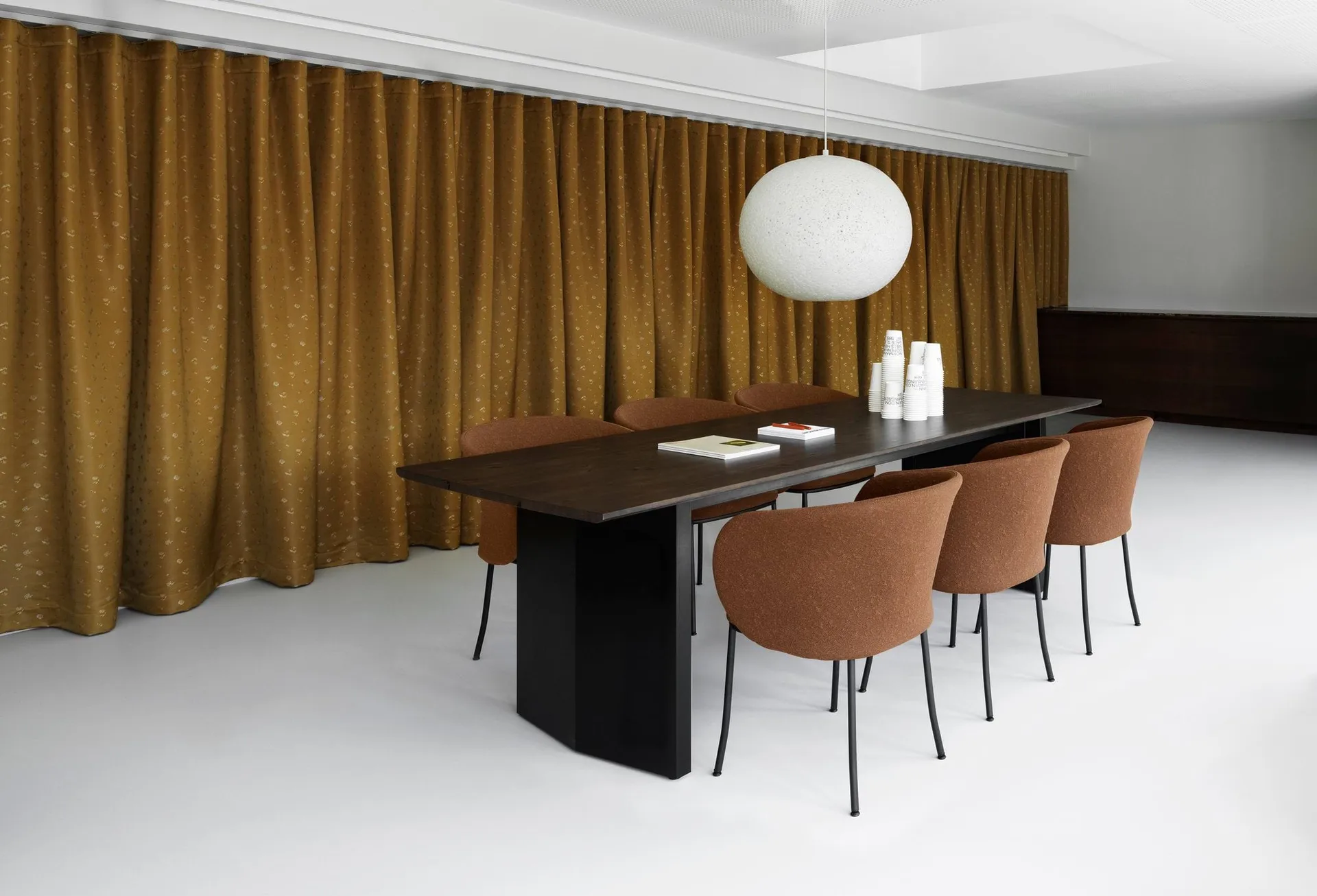 Knit karmstol, Sand-black steel Normann Copenhagen