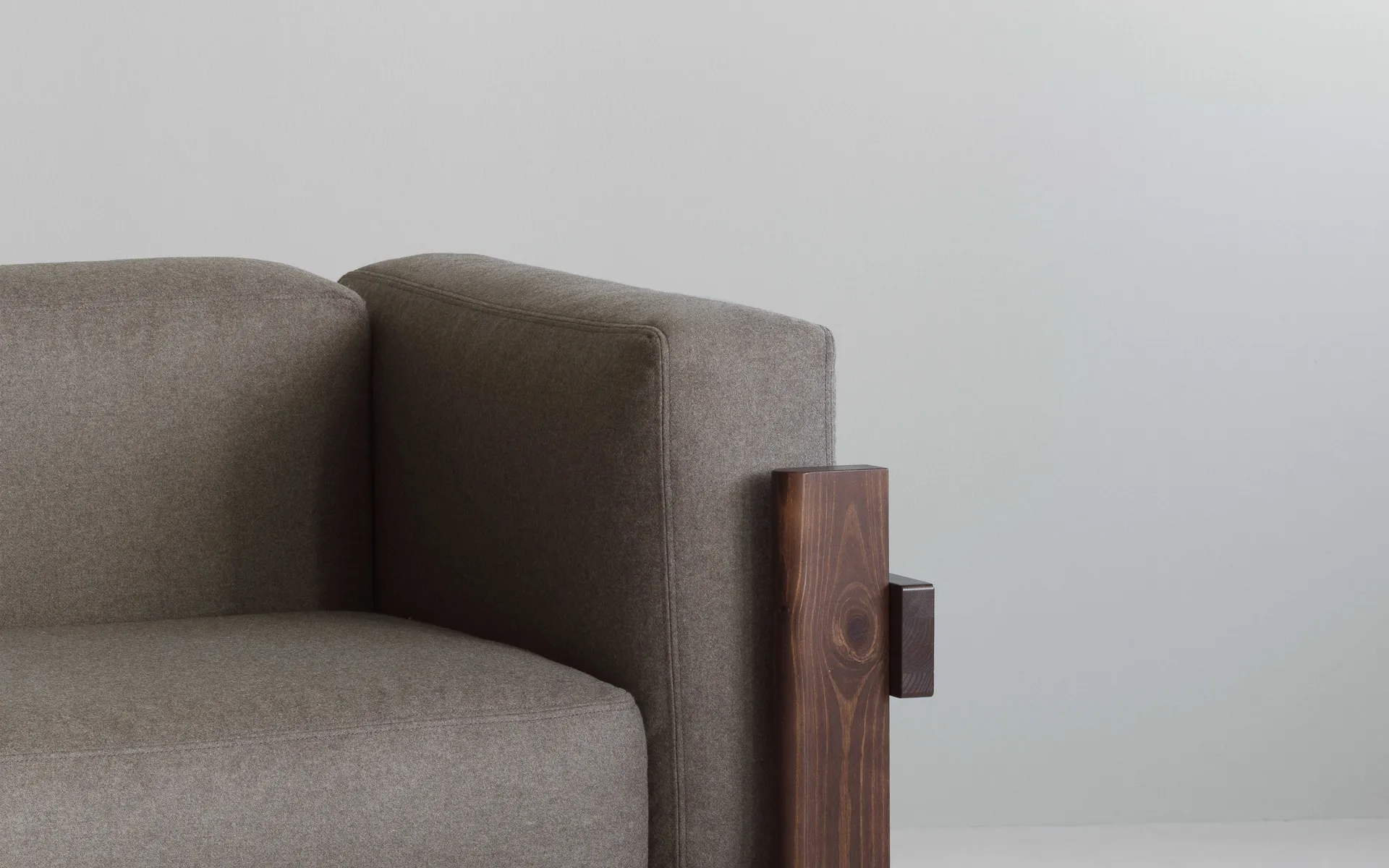 Kube soffa, Brunlackerad furu-tyg Remix 223 Beige, 220 cm Normann Copenhagen