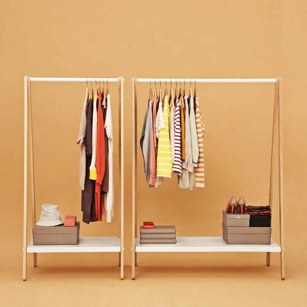 Toj klädhängare, white, stativ i ask Normann Copenhagen