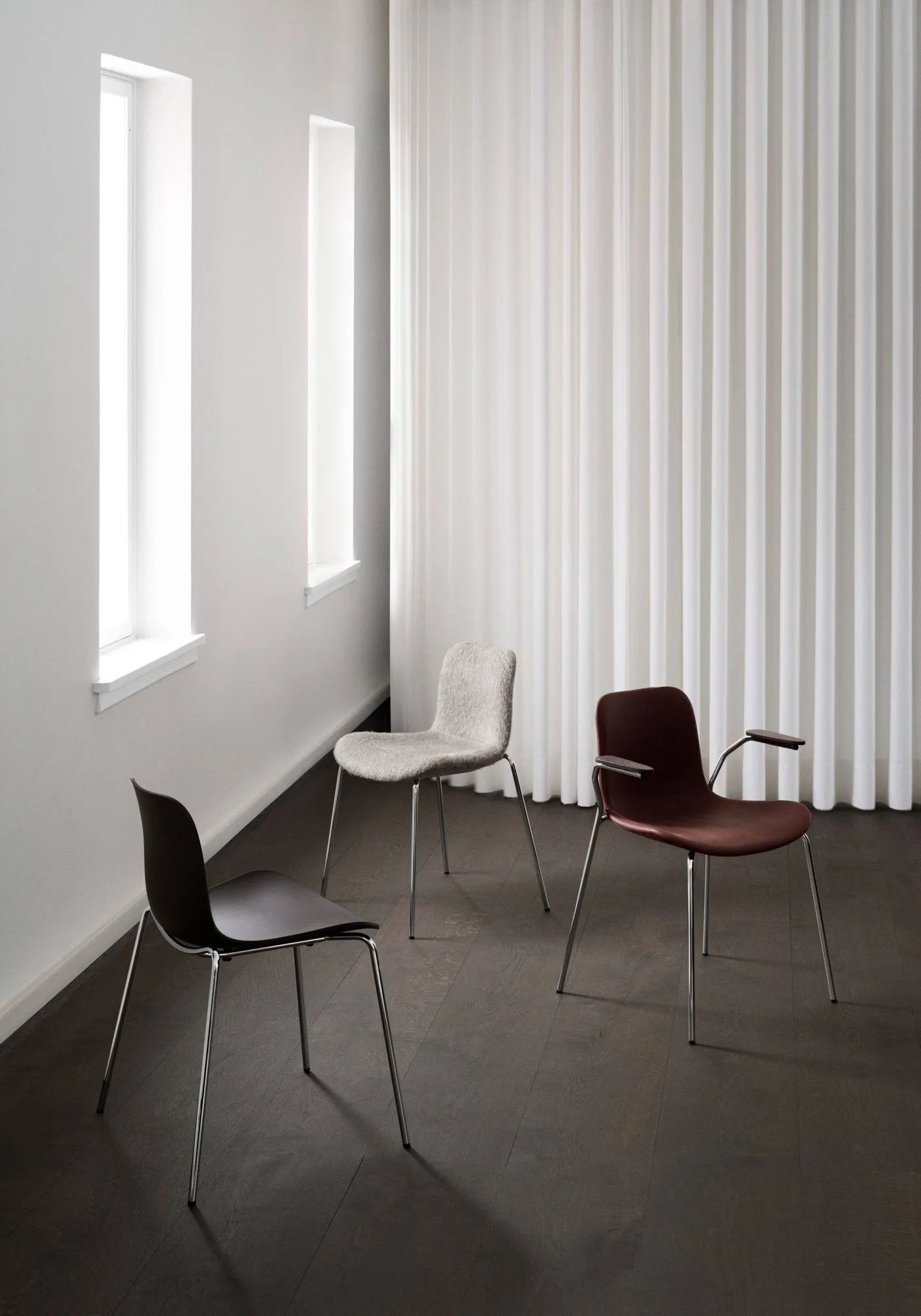 Langue stol, Warm grey-kromat stativ NORR11 Langue stol, Warm grey-kromat stativ NORR11