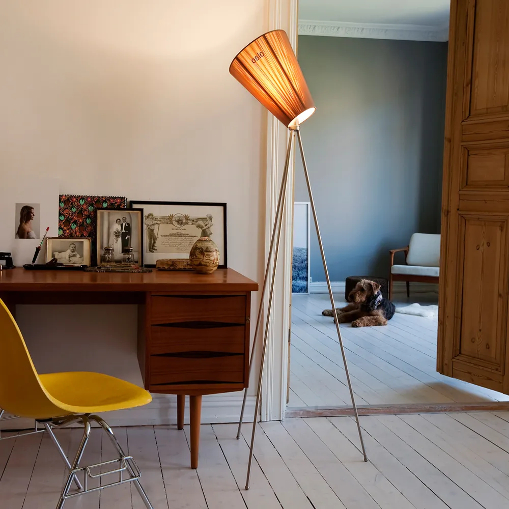 Oslo Wood golvlampa, beige, mattsvart stativ Northern
