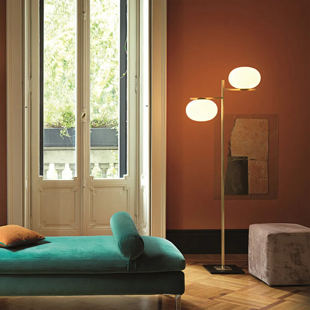 Alba 383 golvlampa, opal, mässing Oluce