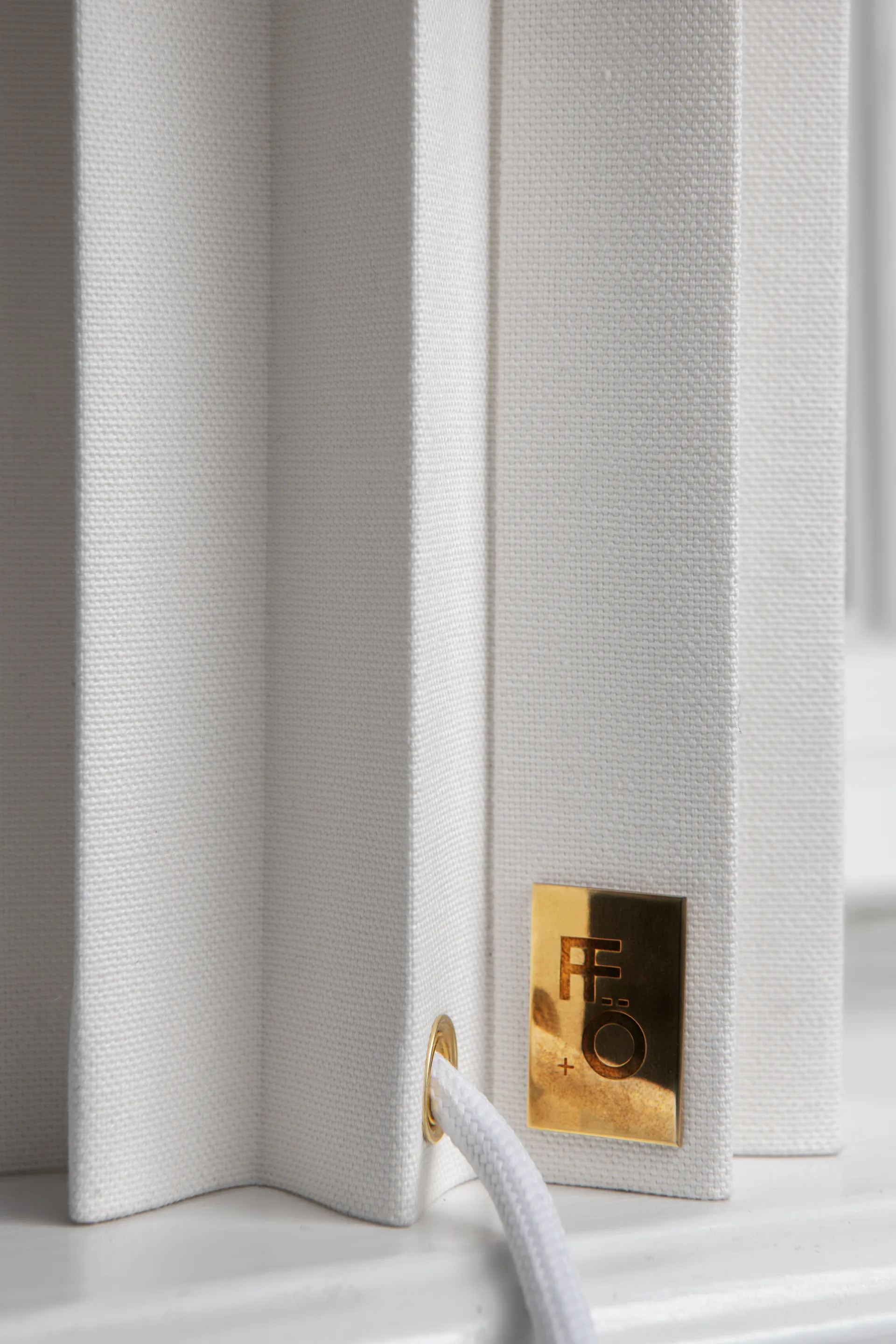 Plissé bordslampa textil, Vit, 40,9 cm Örsjö Belysning