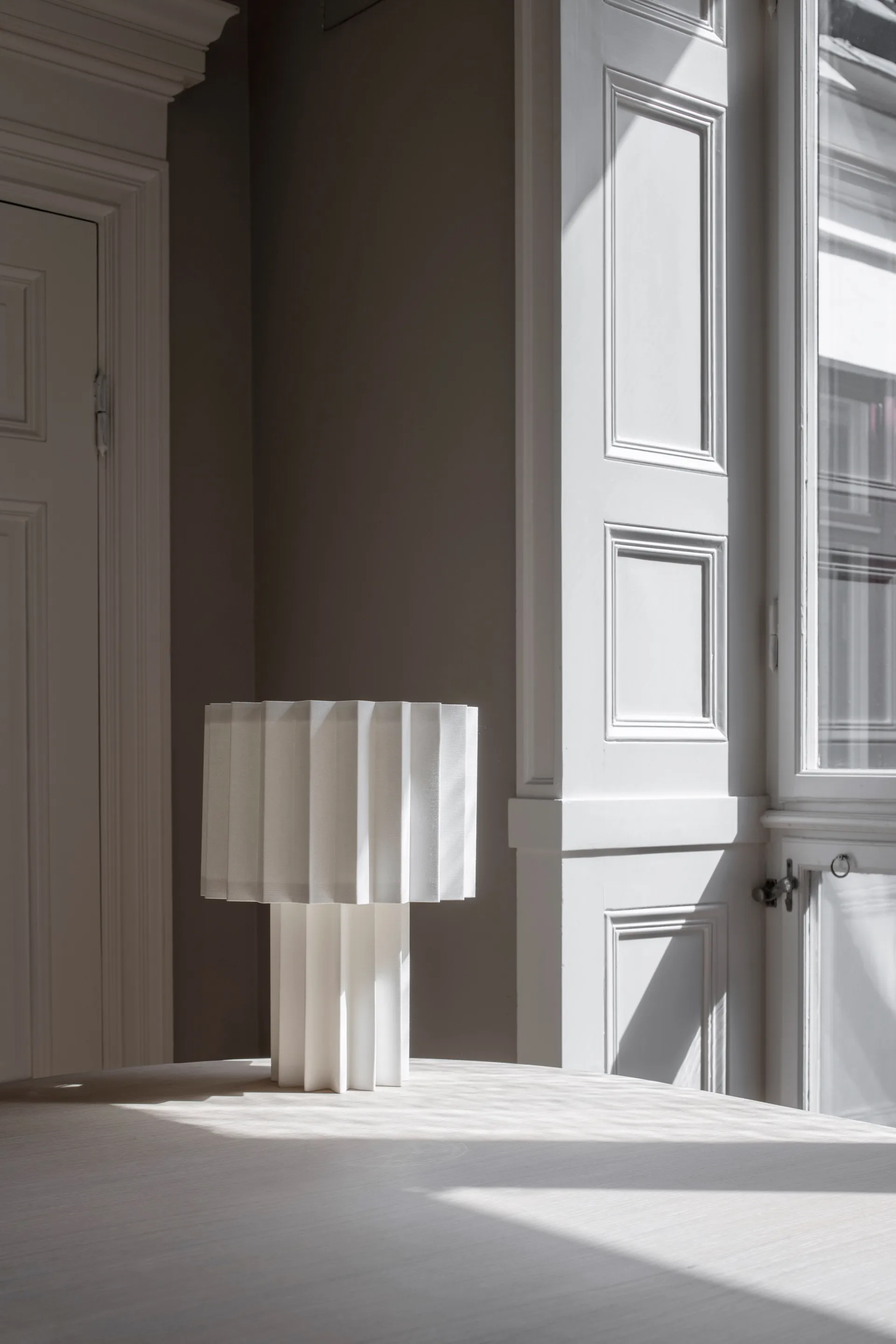 Plissé bordslampa textil, Vit, 40,9 cm Örsjö Belysning