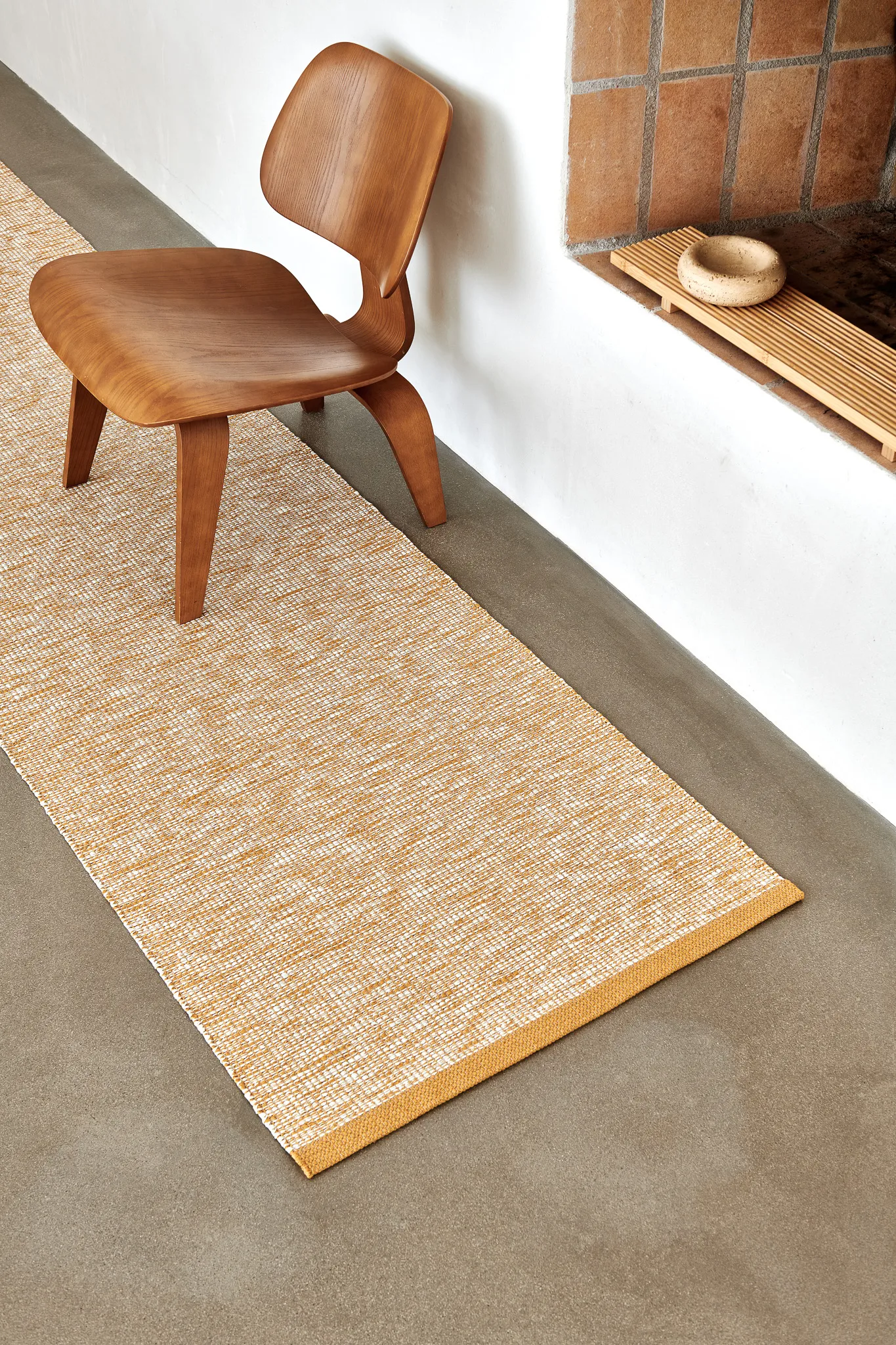 Emm Metallic matta, Black-linen, 70x240 cm Pappelina