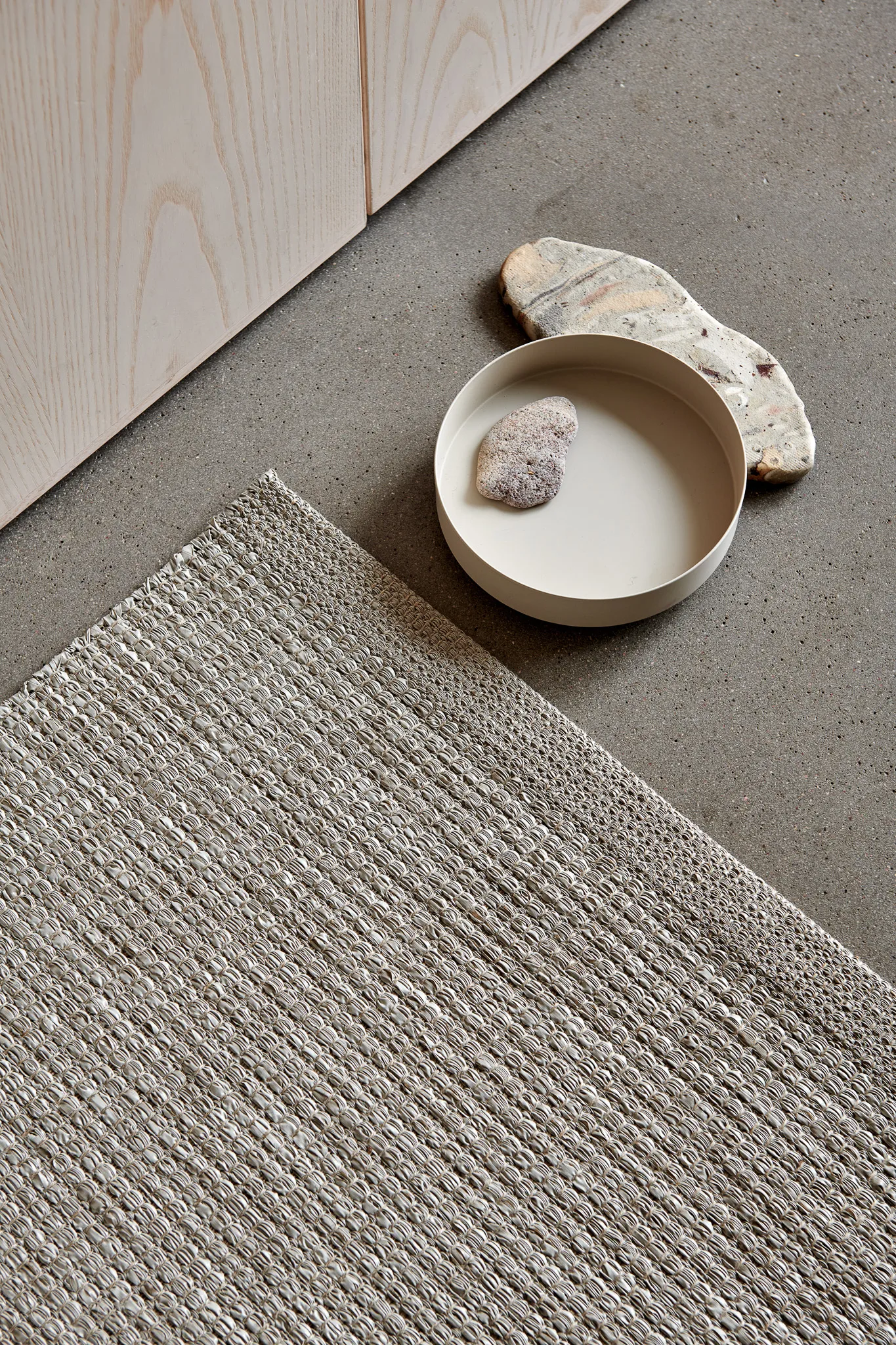 Emm Metallic matta, Fossil grey-stone, 70x240 cm Pappelina