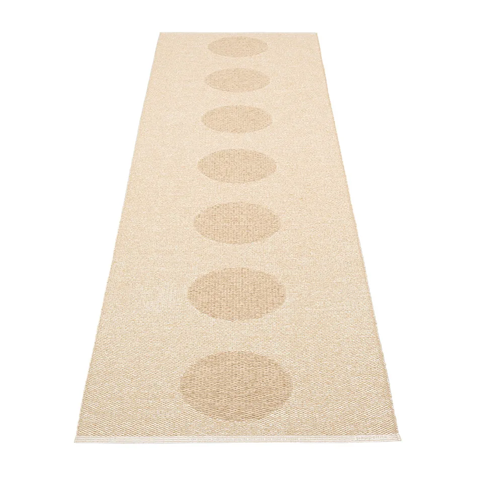 Vera 2.0 plastmatta beige-beige metallic, 70x360 cm Pappelina