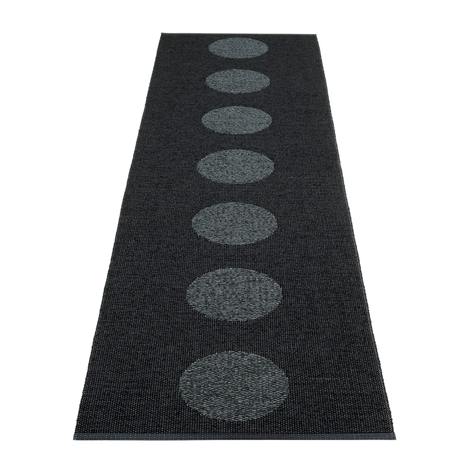 Vera 2.0 plastmatta black-black metallic, 70x360 cm Pappelina