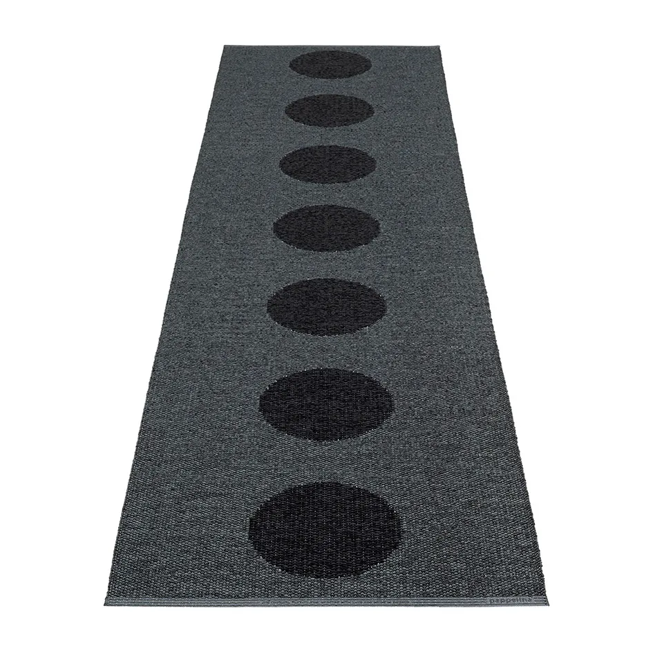 Vera 2.0 plastmatta black-black metallic, 70x360 cm Pappelina