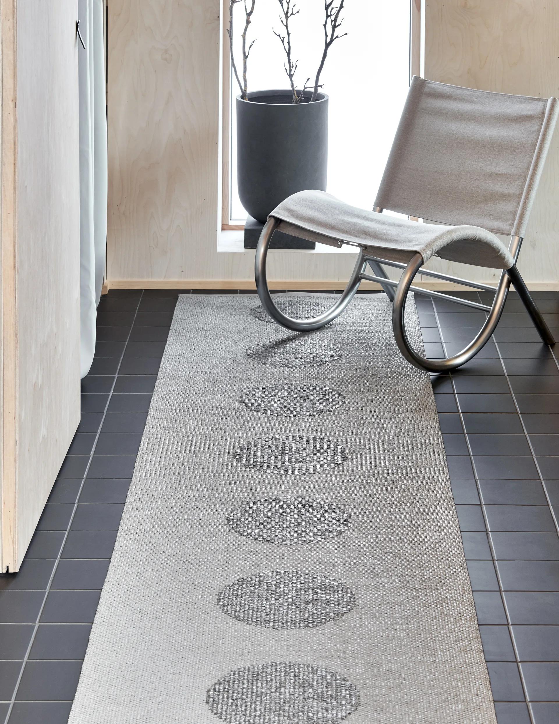 Vera 2.0 plastmatta grey-granit metallic, 70x280 cm Pappelina