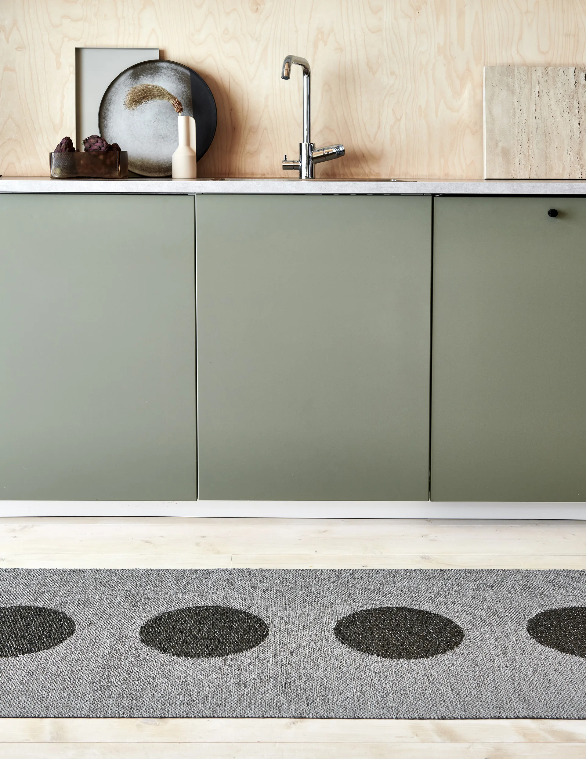 Vera 2.0 plastmatta grey-granit metallic, 70x280 cm Pappelina